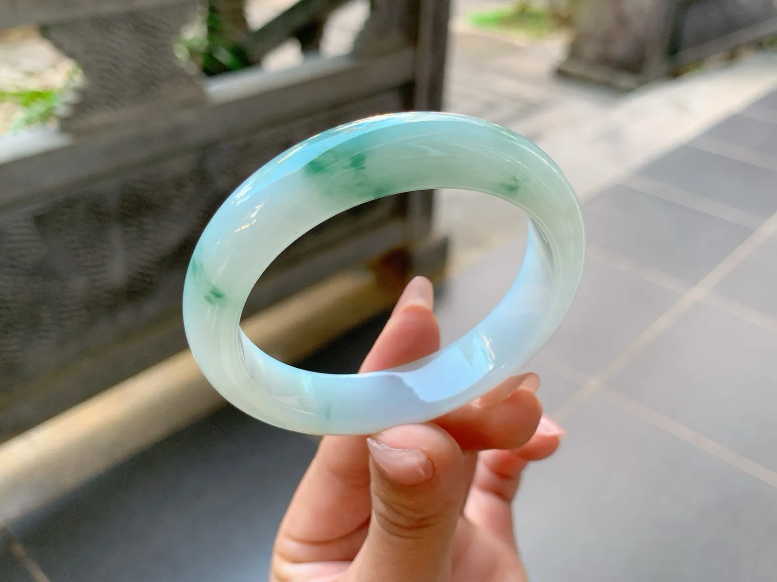 ｜52圈口
冰飘花翡翠手镯，飘绿花，花色清爽大气，灵动飘逸，底妆冰润细腻