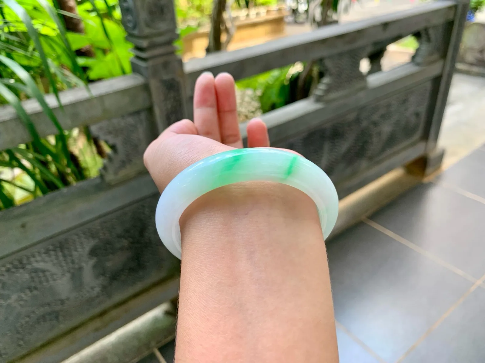 ｜57圈口
白底青，飘阳绿花，鲜艳抢眼，底妆细腻白净，润润的