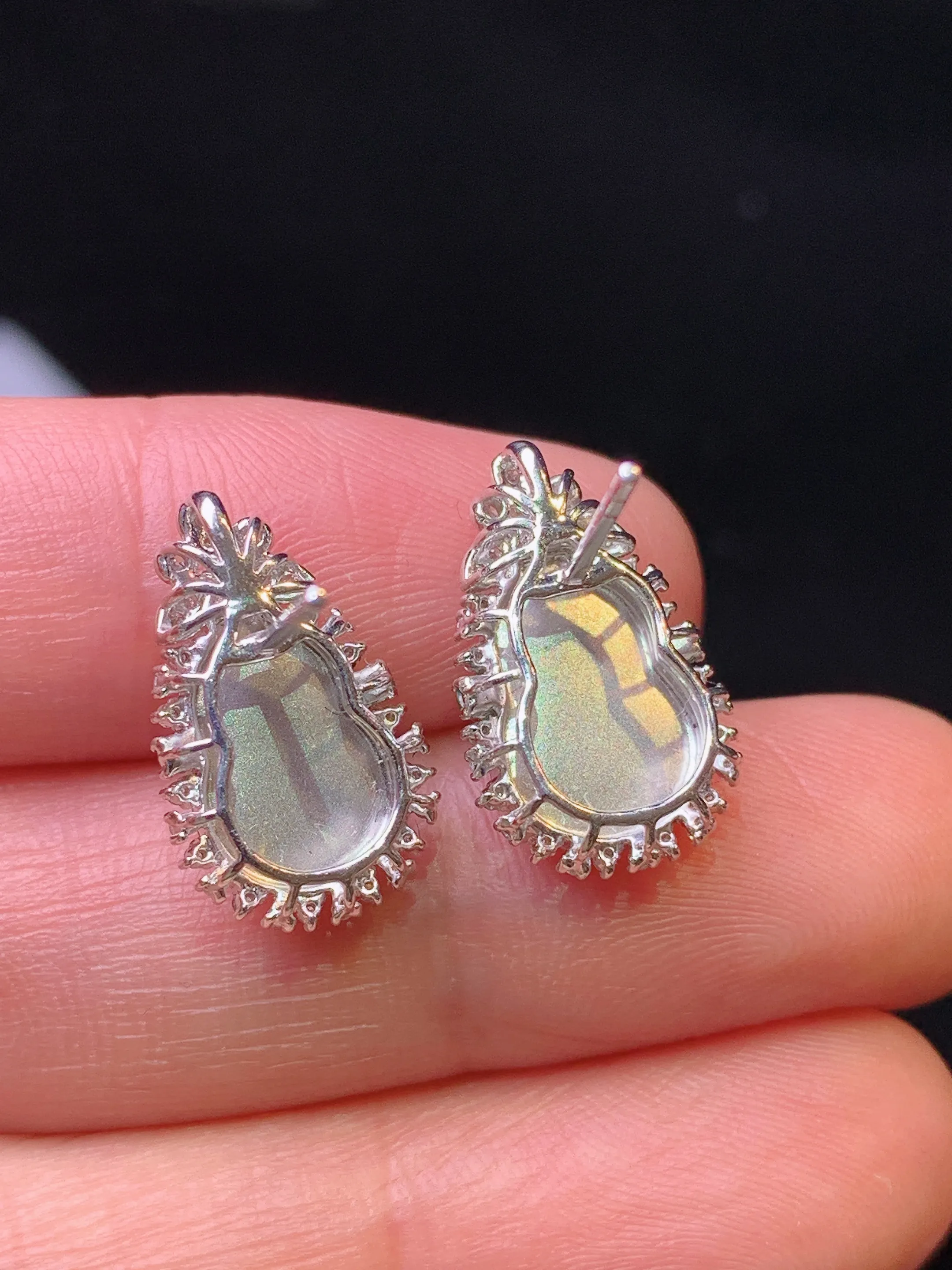 18k金钻镶嵌黄翡葫芦耳钉 玉质细腻 色泽清新艳丽 整体尺寸17*10.5*6.3