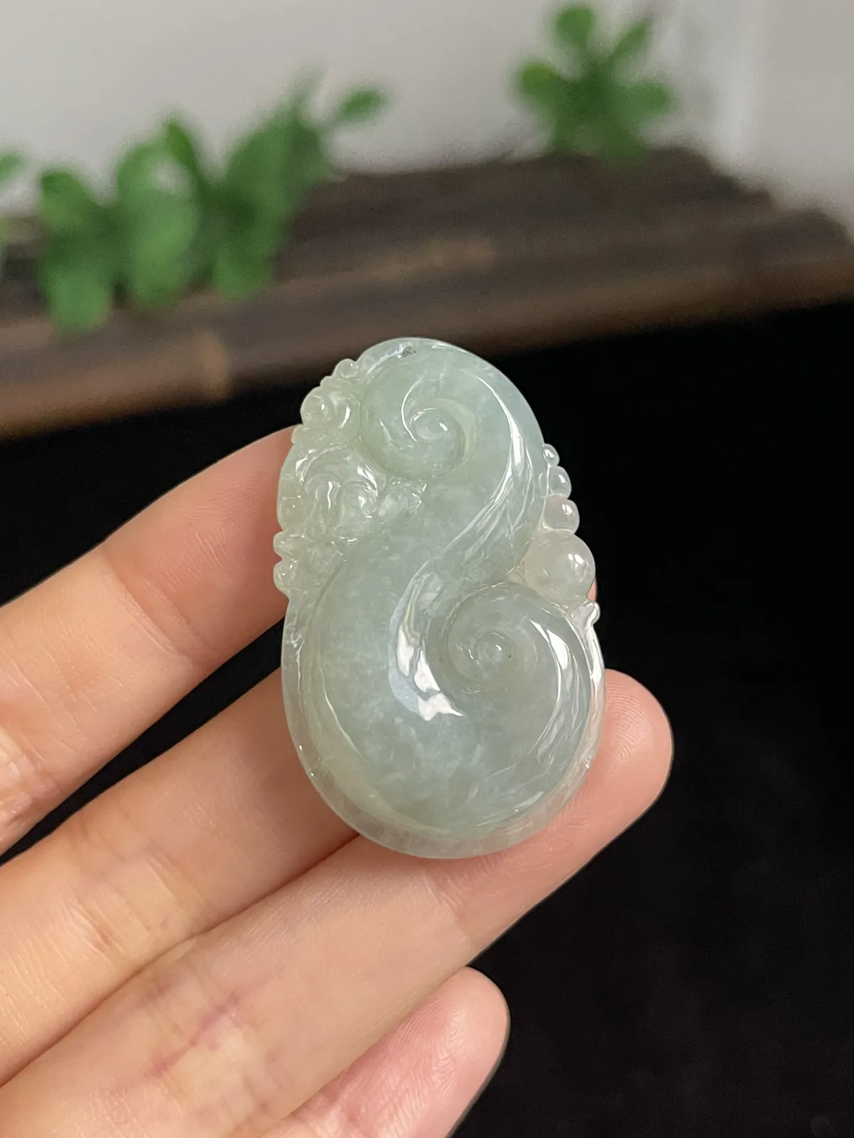 翡翠糯化种淡绿色如意