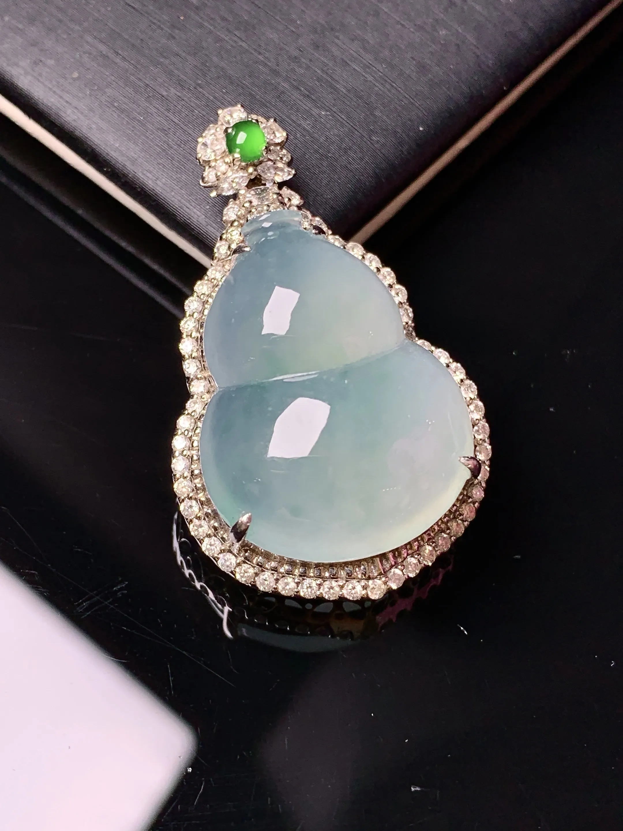 18k金钻镶嵌吊坠 玉质细腻 色泽清新艳丽 整体尺寸36.3*21.8*11.5