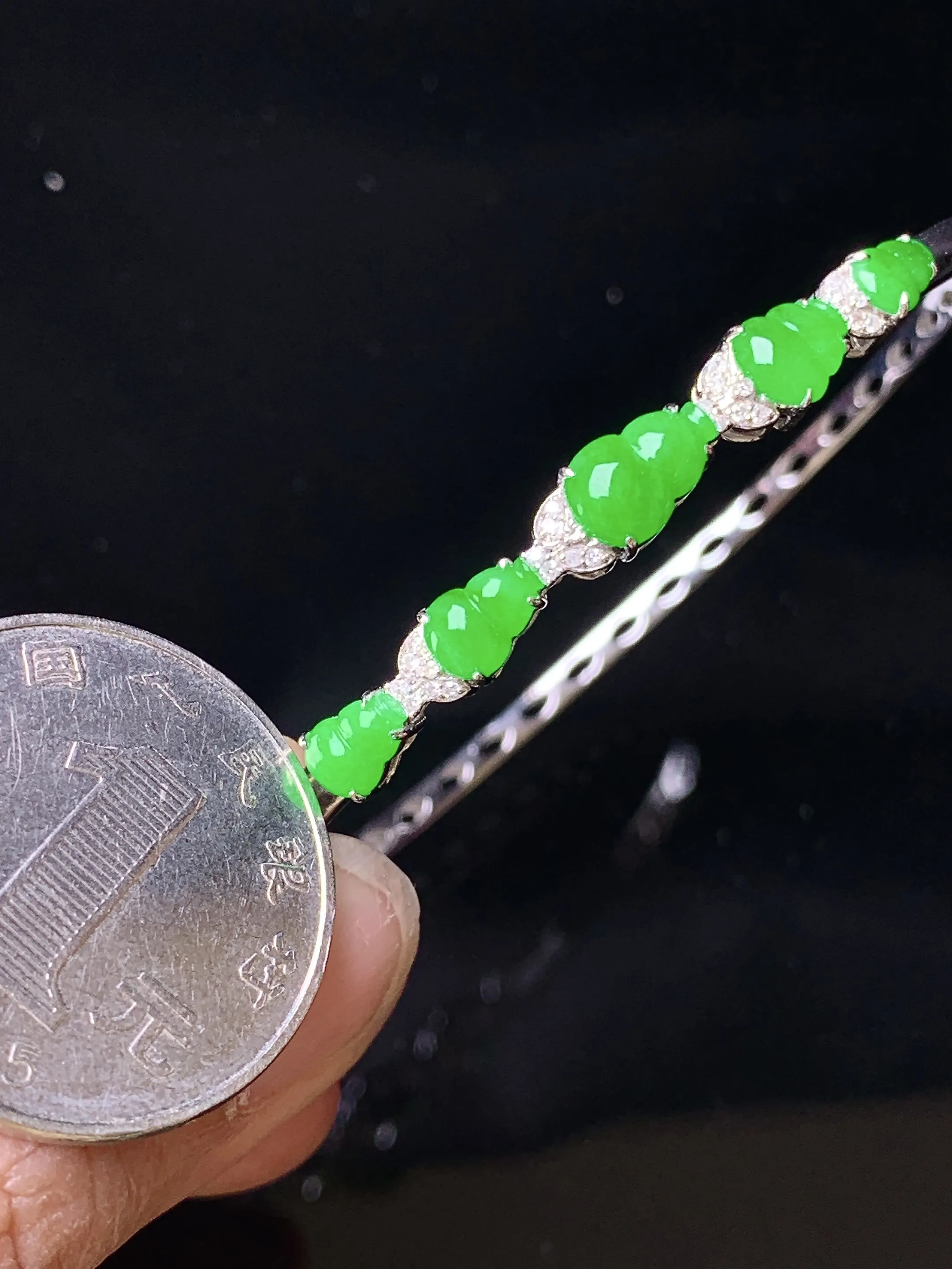 18k金钻镶嵌满绿葫芦手镯 玉质细腻 色泽清新艳丽 整体尺寸7.7*5.3*2.2