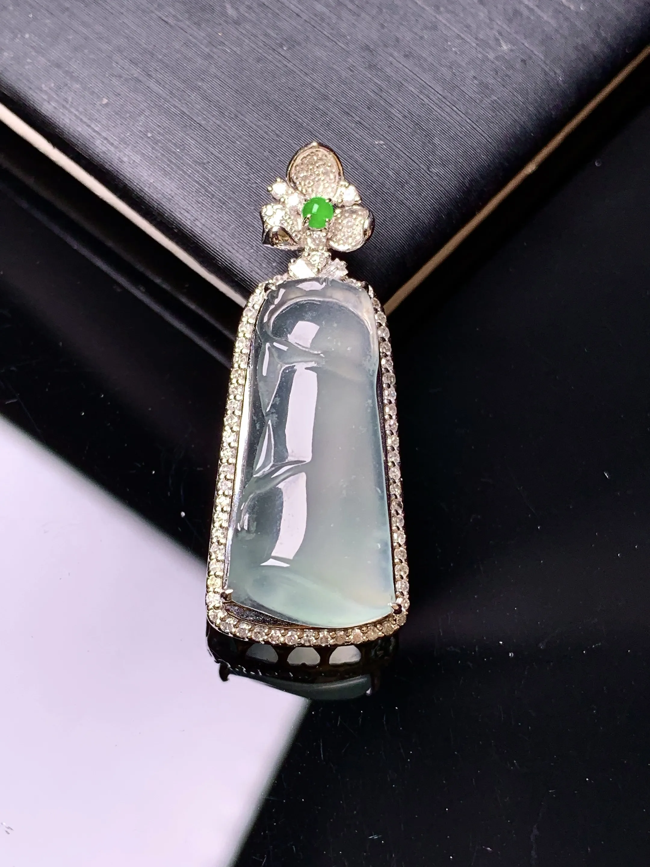 18k金钻镶嵌冰种竹节吊坠 玉质细腻 色泽清新艳丽 整体尺寸31.3*12.5*9.5