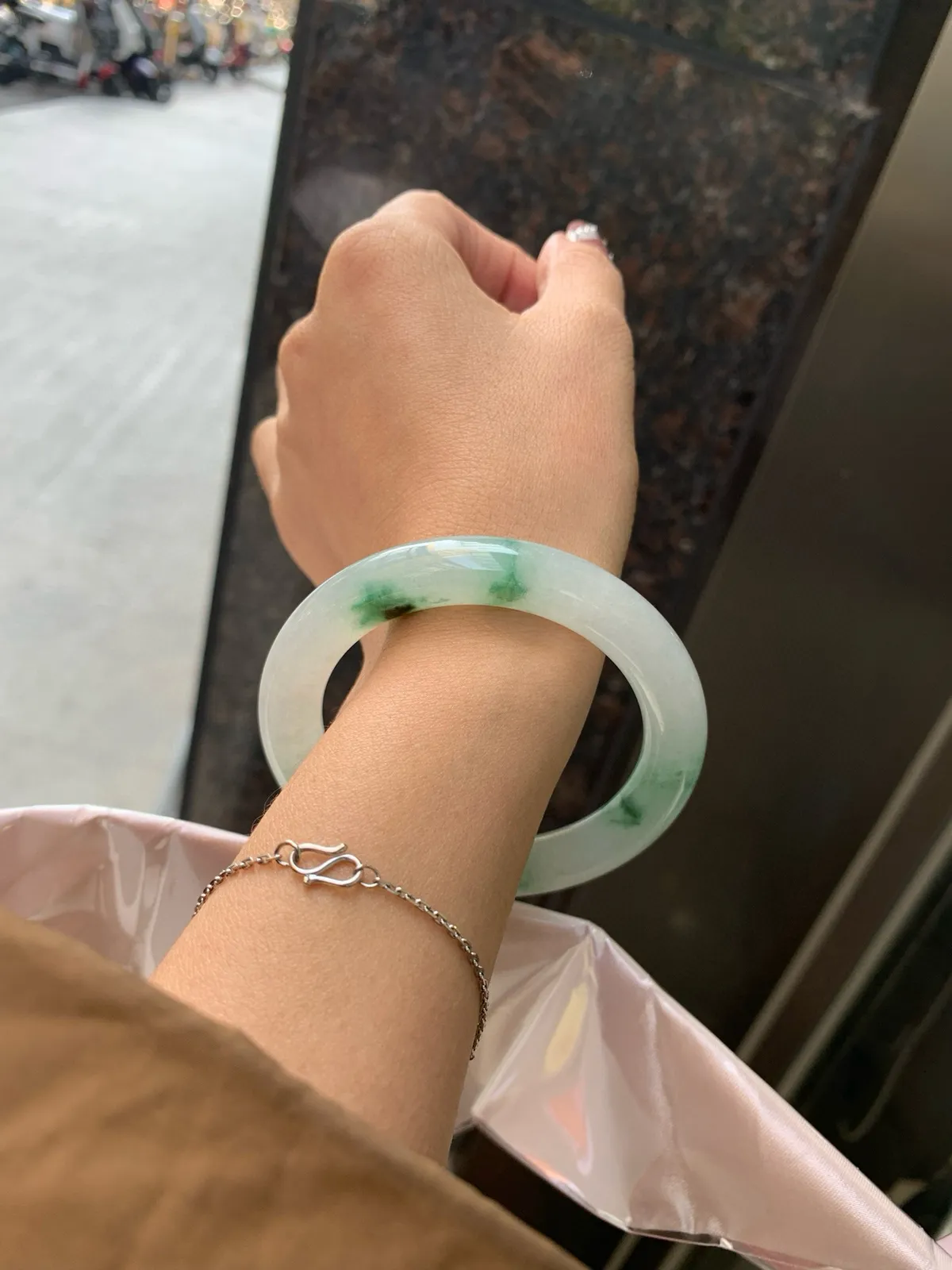 飘绿花圆条
53.2-9.9-10.2底妆细腻，简约却充满灵气，飘绿花点缀，清新如芽，宛若自然的画卷凝结于腕间，静中带动，韵味悠长