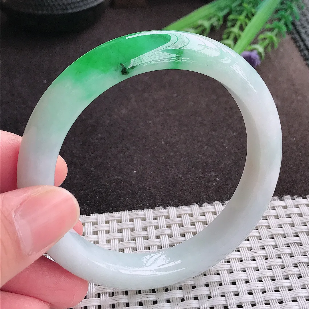 实拍A货翡翠59/11.9/9.1老坑精美辣阳绿手镯宽边翡翠玉镯女款