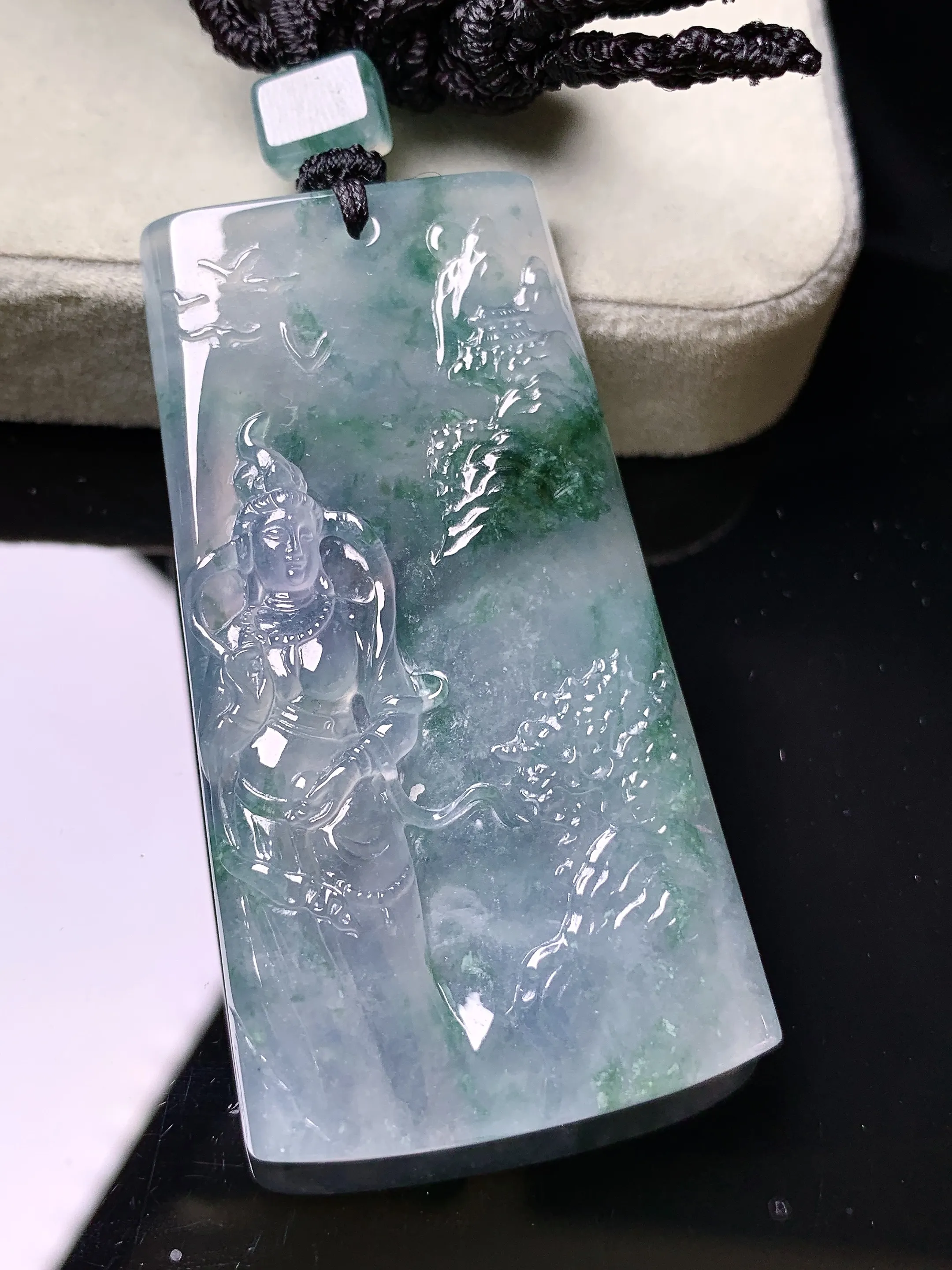 冰种飘绿观音菩萨吊坠 玉质细腻 色泽清新艳丽 整体尺寸58.3*31.3*5.2