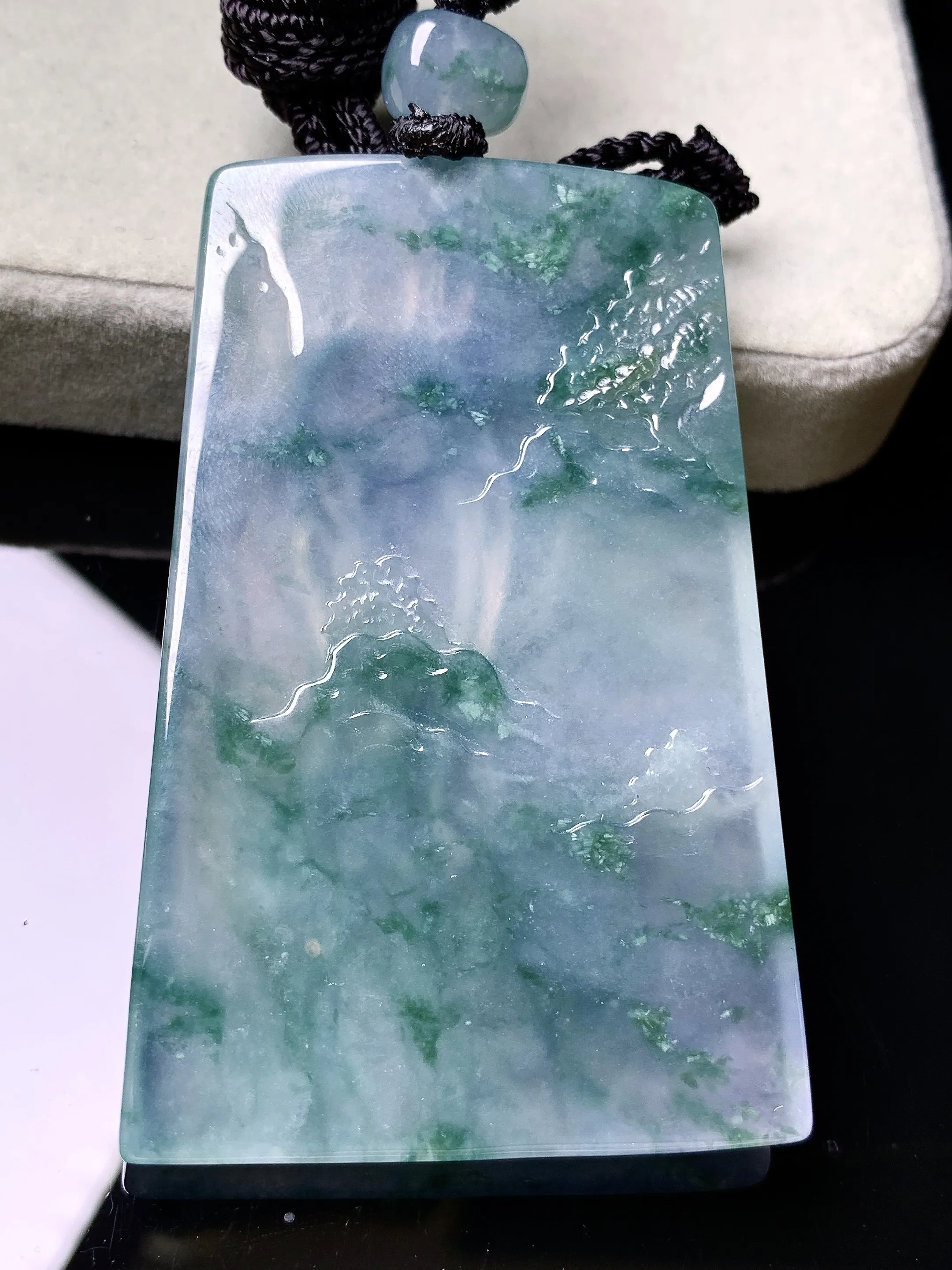 冰种飘绿观音菩萨吊坠 玉质细腻 色泽清新艳丽 整体尺寸63.8*40.8*5.8