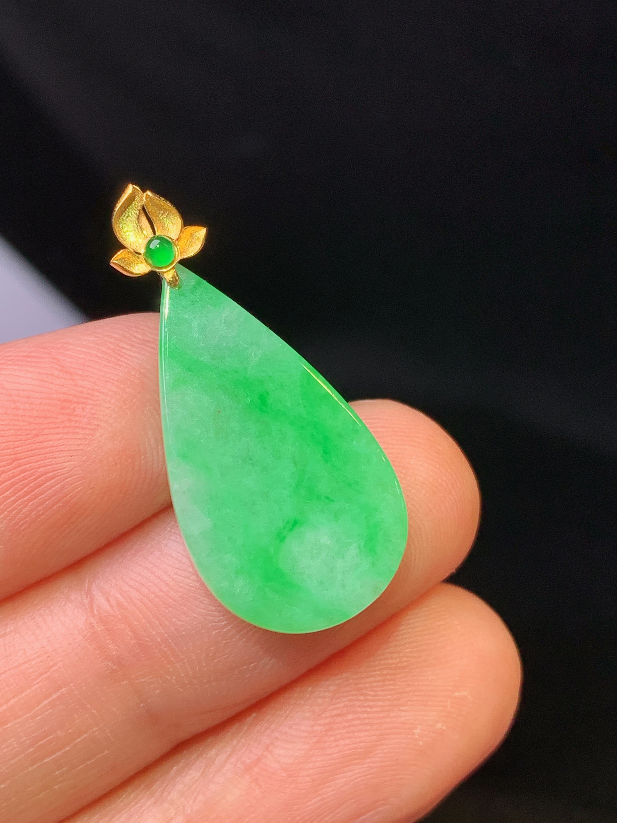 18k金镶嵌翠绿水滴吊坠 玉质细腻 色泽清新艳丽 整体尺寸27.5*12.5*2.5