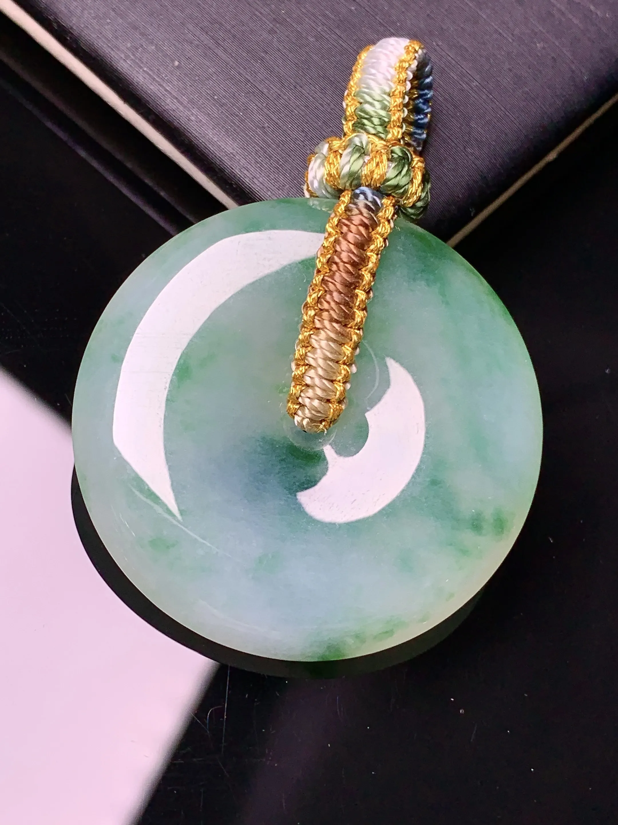 飘绿平安扣吊坠 玉质细腻 色泽清新艳丽 整体尺寸33.2*5.6