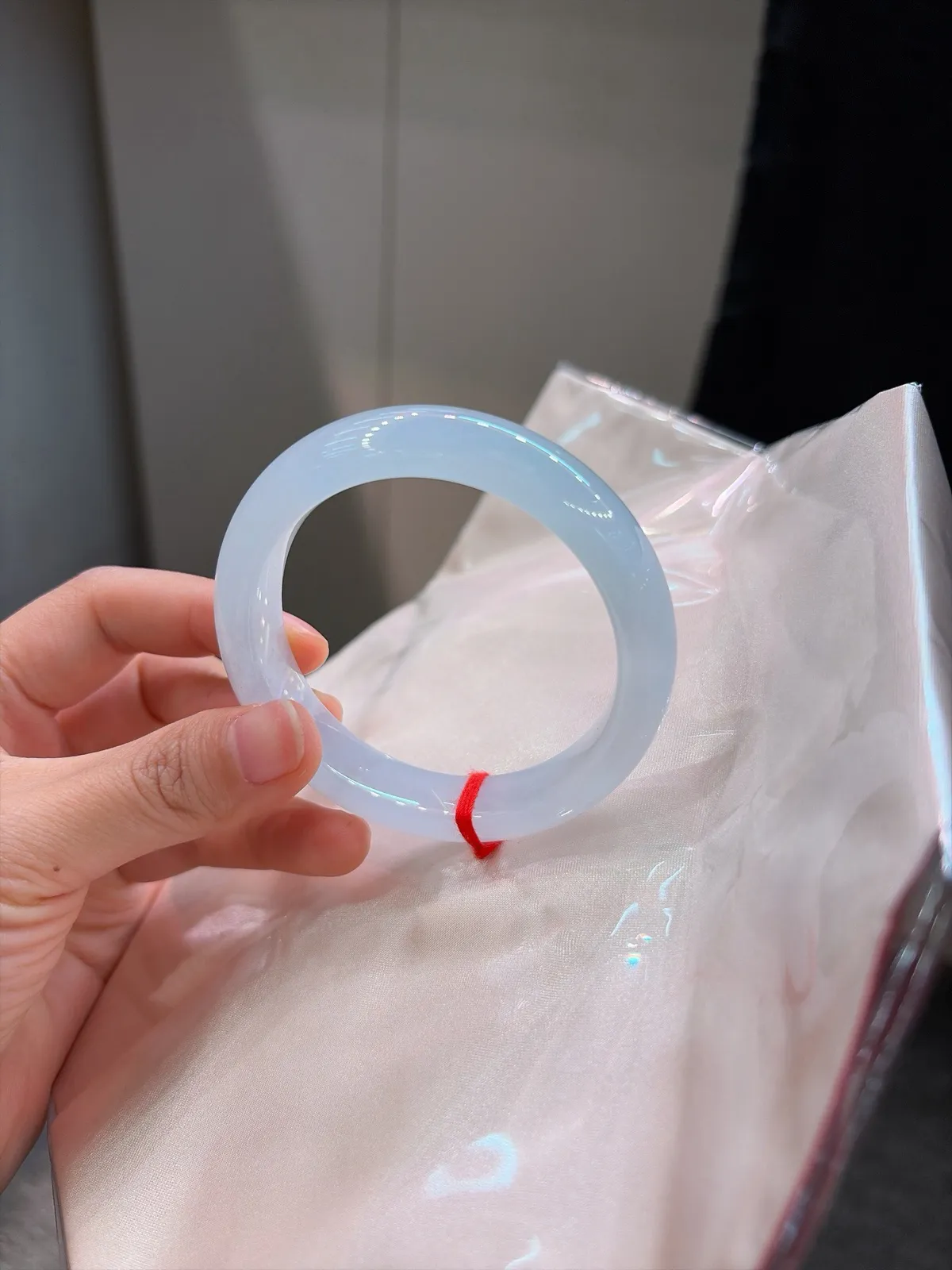 ⭐️｜55圈口
【白月光｜🤍】
白月光翡翠镯
冰透种好 带点粉春调
冰清玉洁 温柔了岁月
规格【