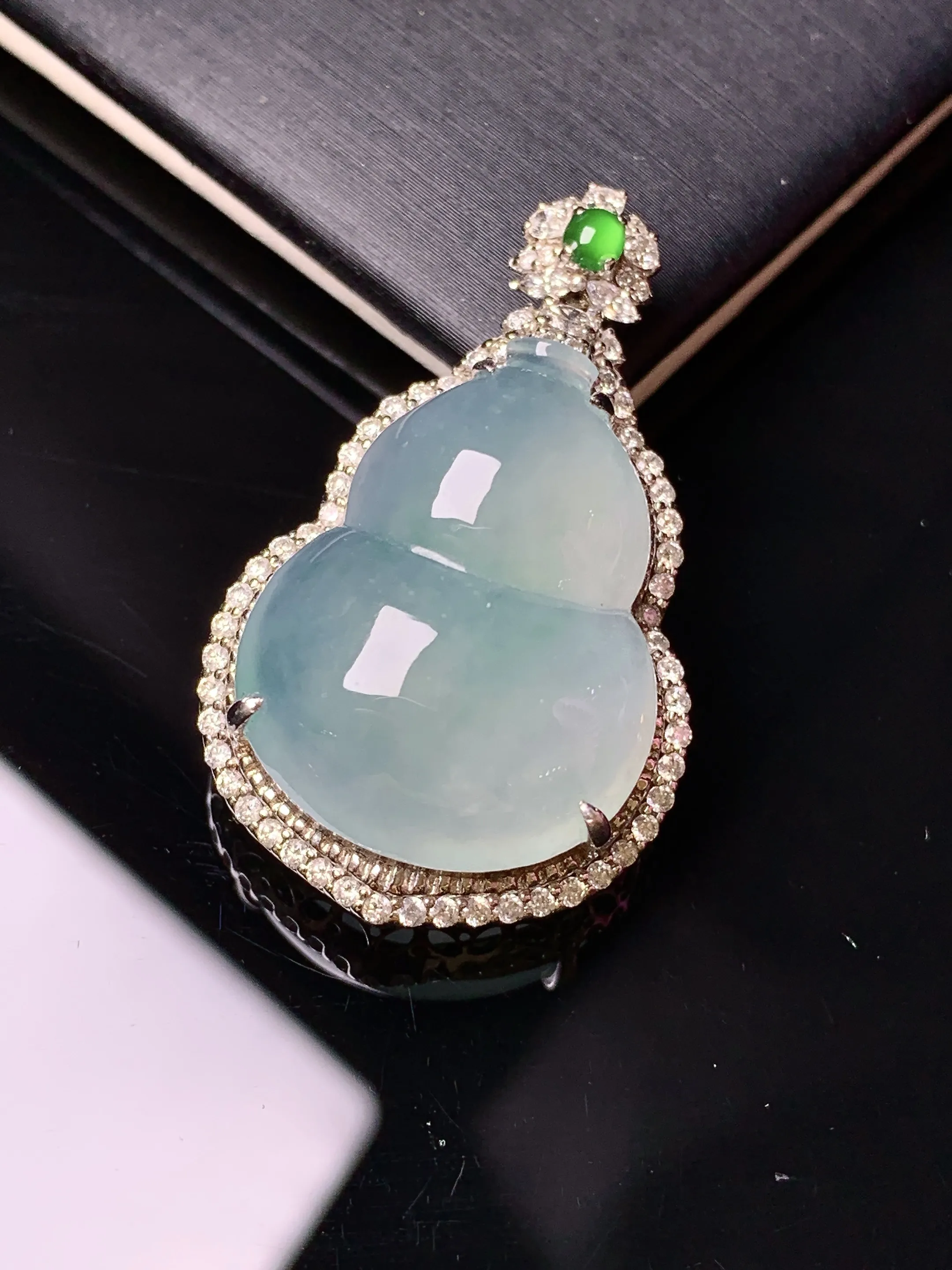 18k金钻镶嵌吊坠 玉质细腻 色泽清新艳丽 整体尺寸36.3*21.8*11.5