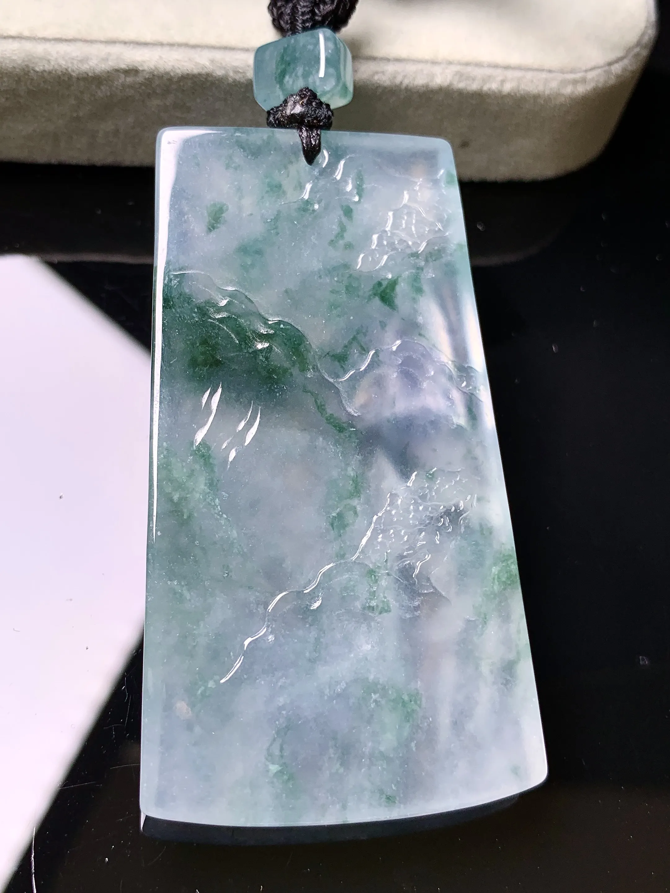 冰种飘绿观音菩萨吊坠 玉质细腻 色泽清新艳丽 整体尺寸58.3*31.3*5.2