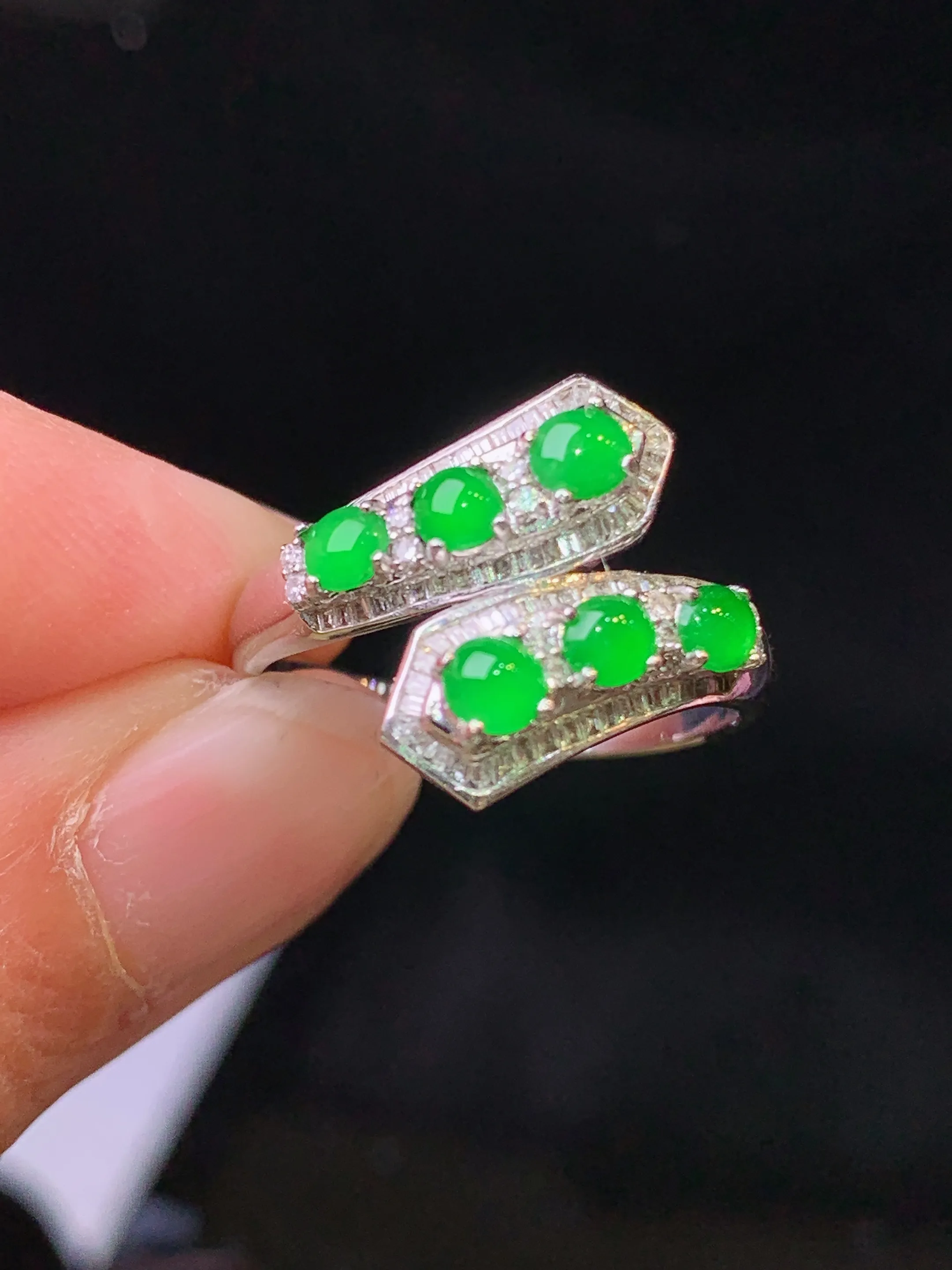 18k金钻镶嵌满绿蛋面组合戒指 玉质细腻 色泽清新艳丽 整体尺寸3*2.5*2