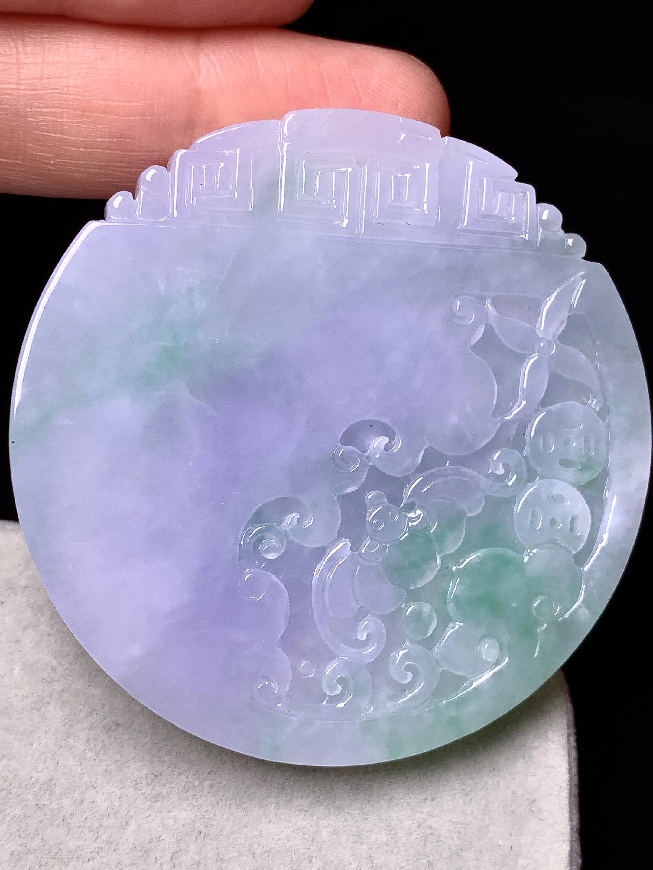 淡春彩荷叶鱼吊坠 玉质细腻 色泽清新艳丽 整体尺寸53*5.6