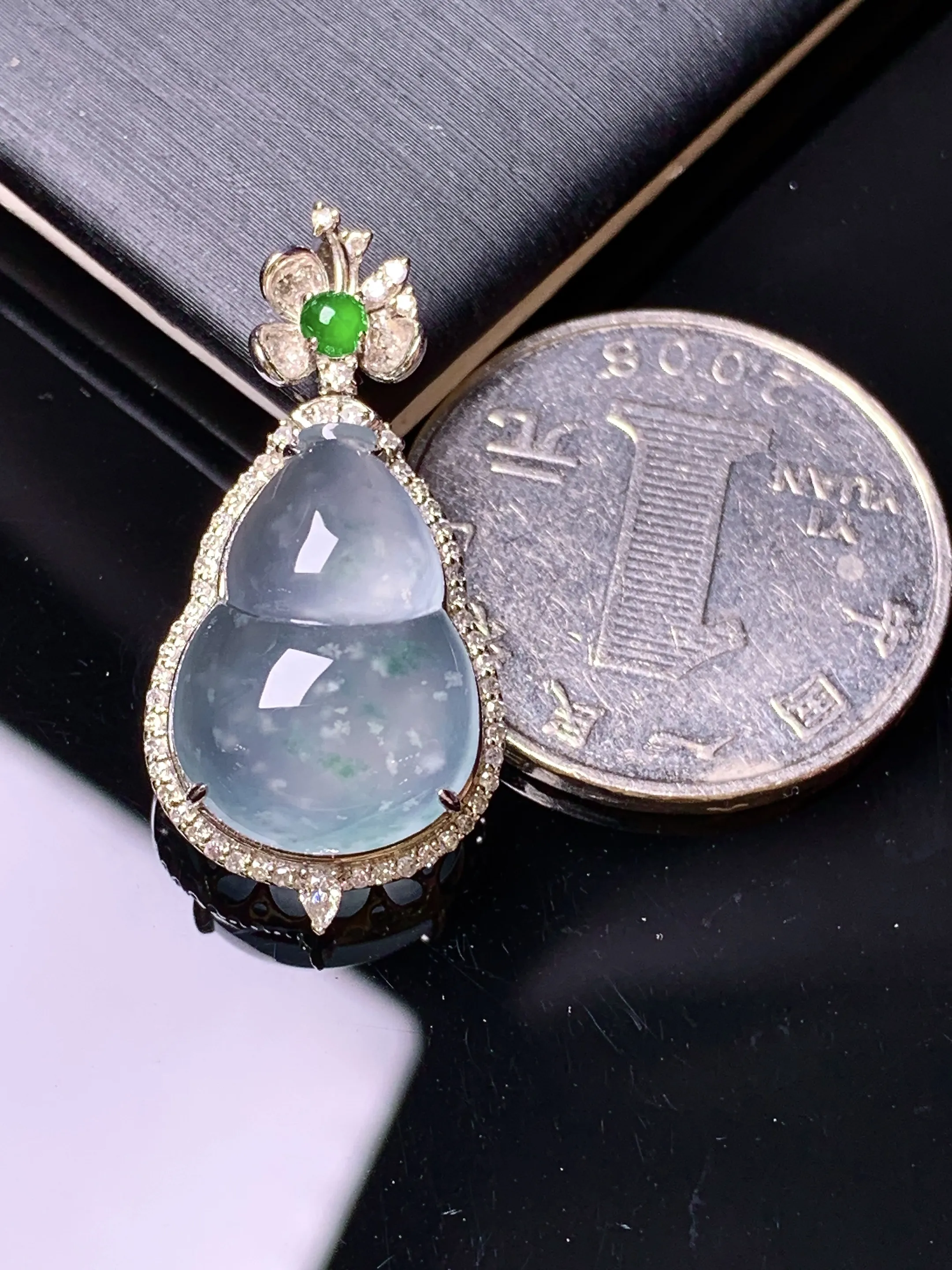 18k金钻镶嵌冰种葫芦吊坠 玉质细腻 色泽清新艳丽 整体尺寸30.3*14.8*9.5