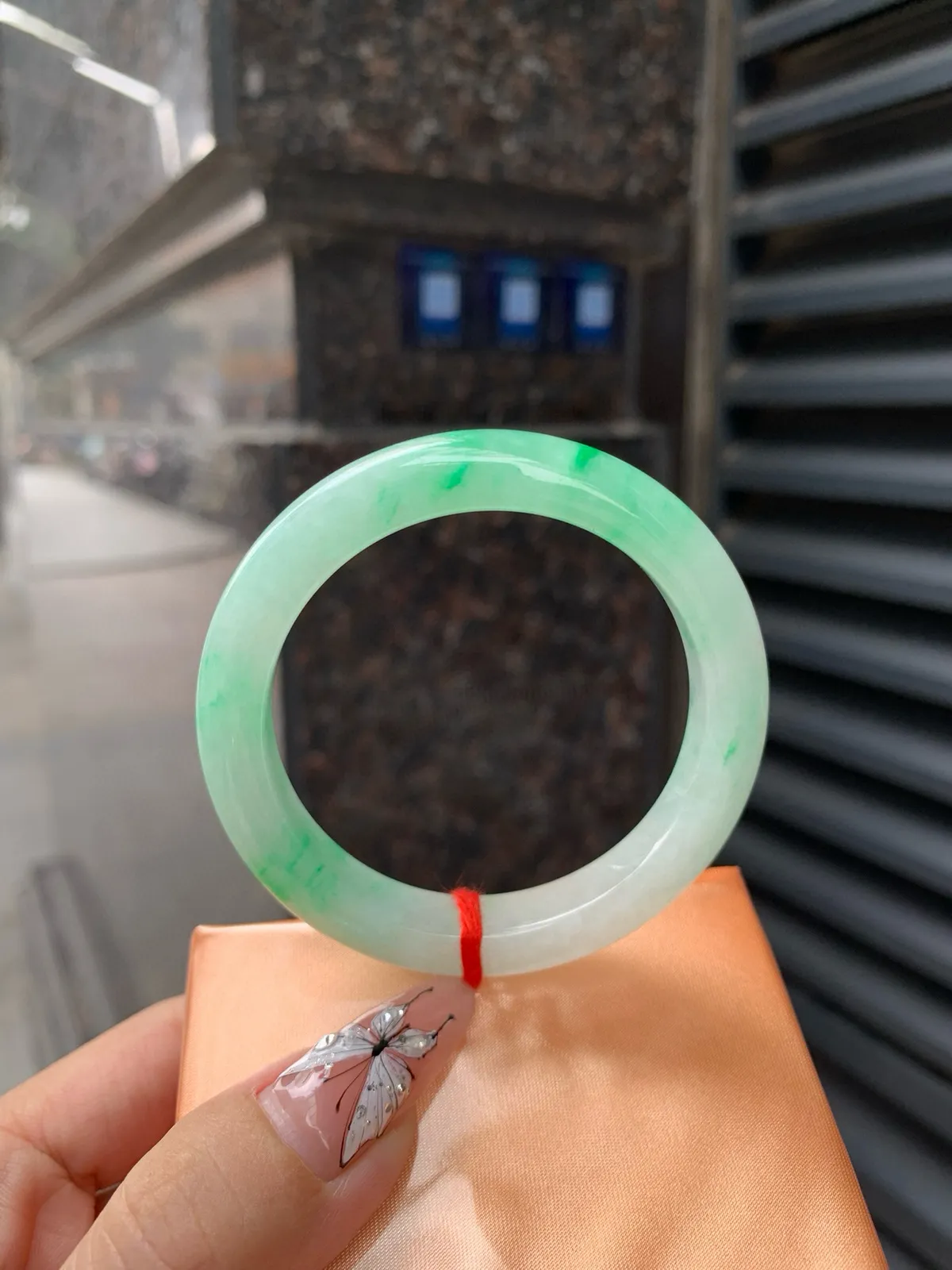 白底青正圈
50-7.8-9.5
打灯棉线，底妆水润细腻，阳绿花点缀腕间风华，干净纯净的底色上，满圈翠色肆意流淌，娇艳欲滴，宛如春日里的繁华盛景