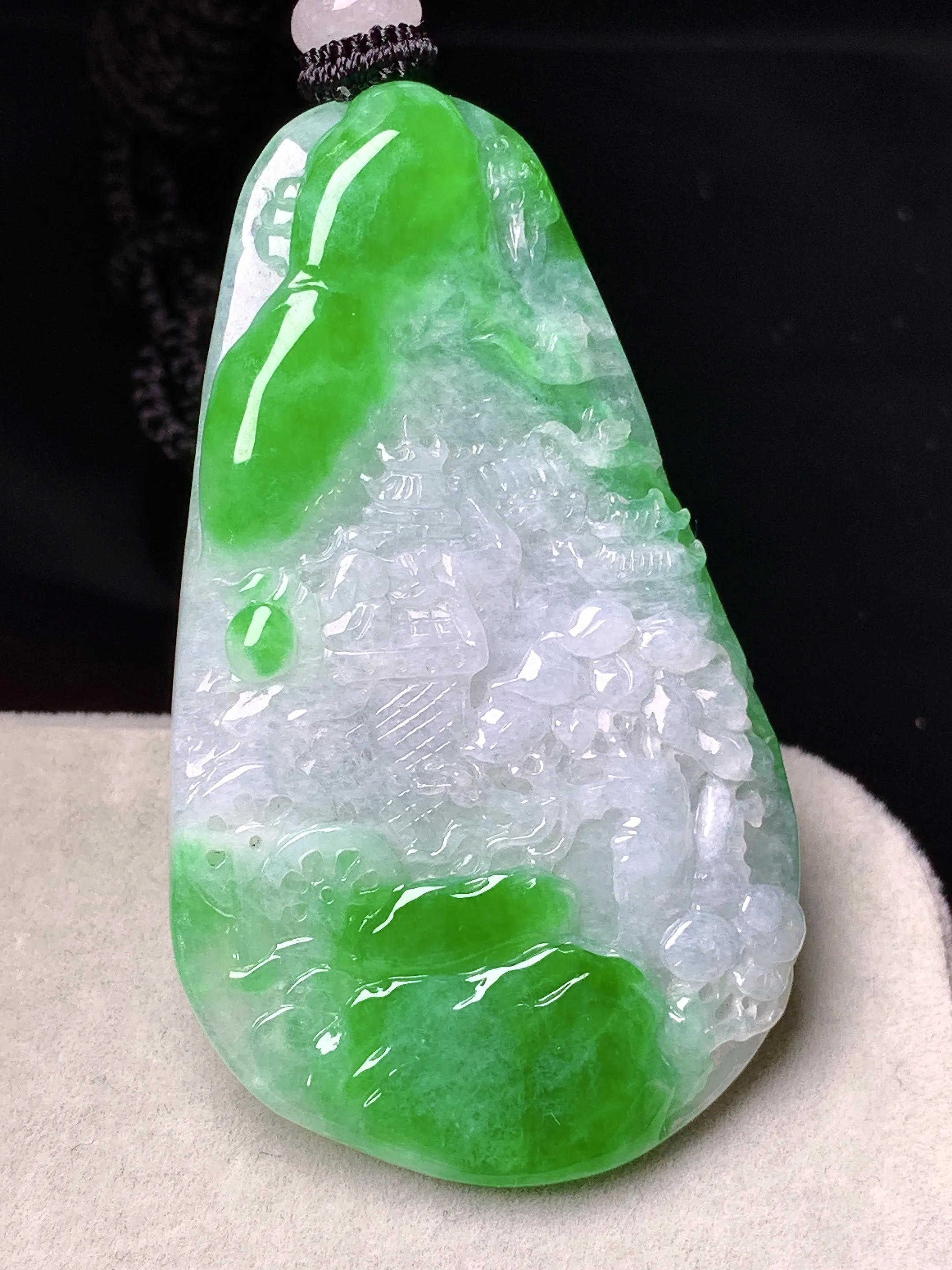 翠绿山水牌子吊坠 玉质细腻 色泽清新艳丽 整体尺寸53.2*31.3*5.3