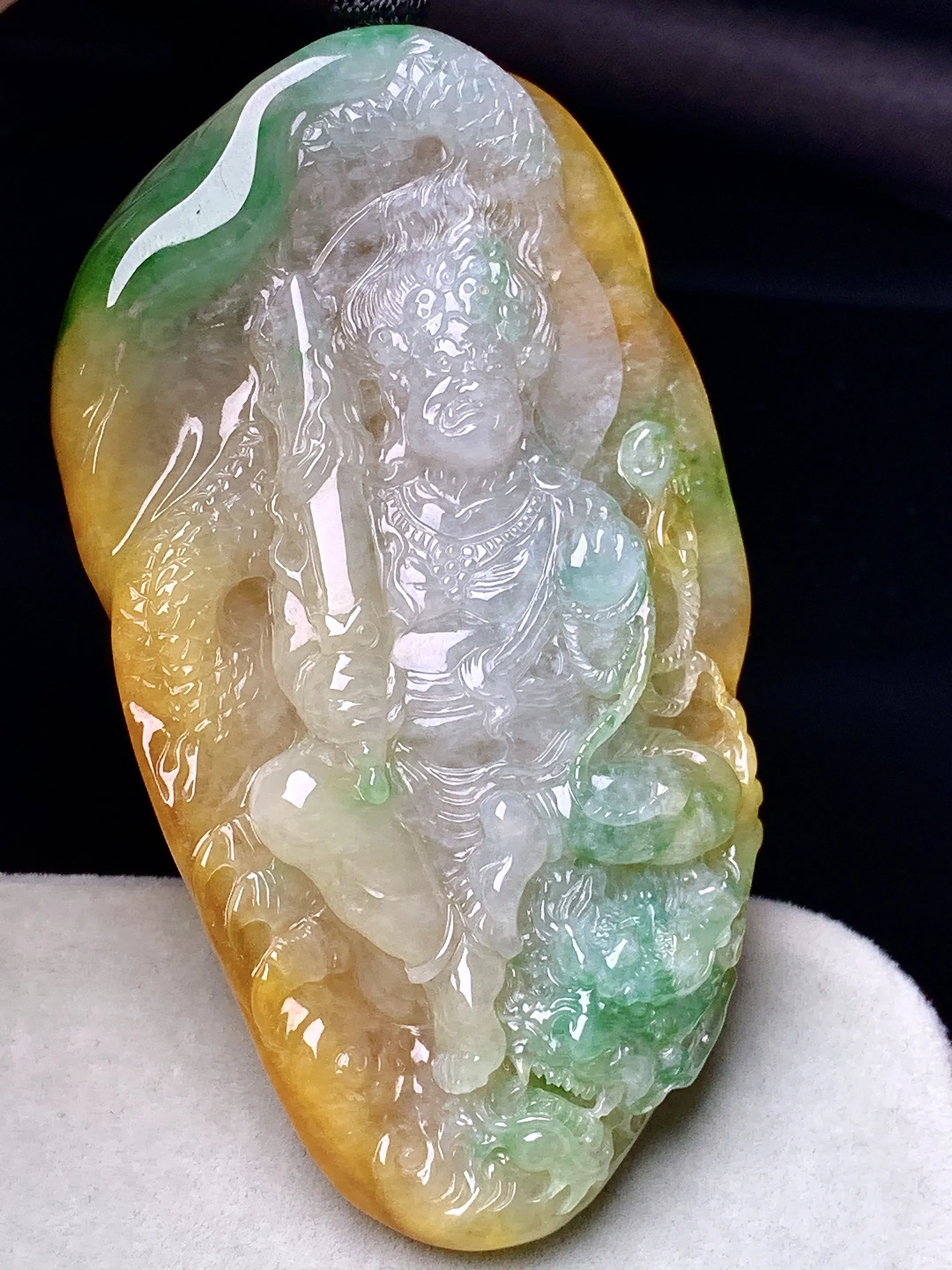 飘黄绿翡不动明王吊坠 玉质细腻 色泽清新艳丽 整体尺寸71.2*39.8*9.6