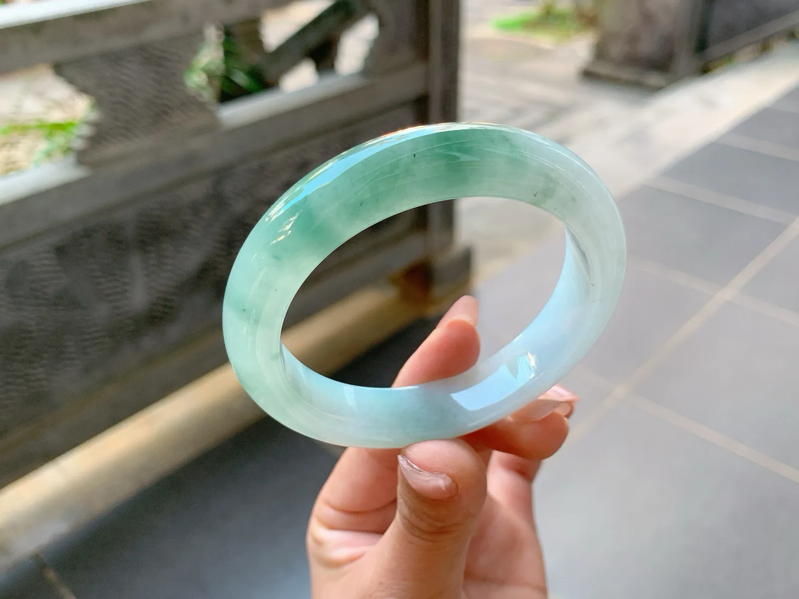 ｜57圈口
半山半水翡翠手镯，山水相融于一体，透亮水润度好，满满的意境感，