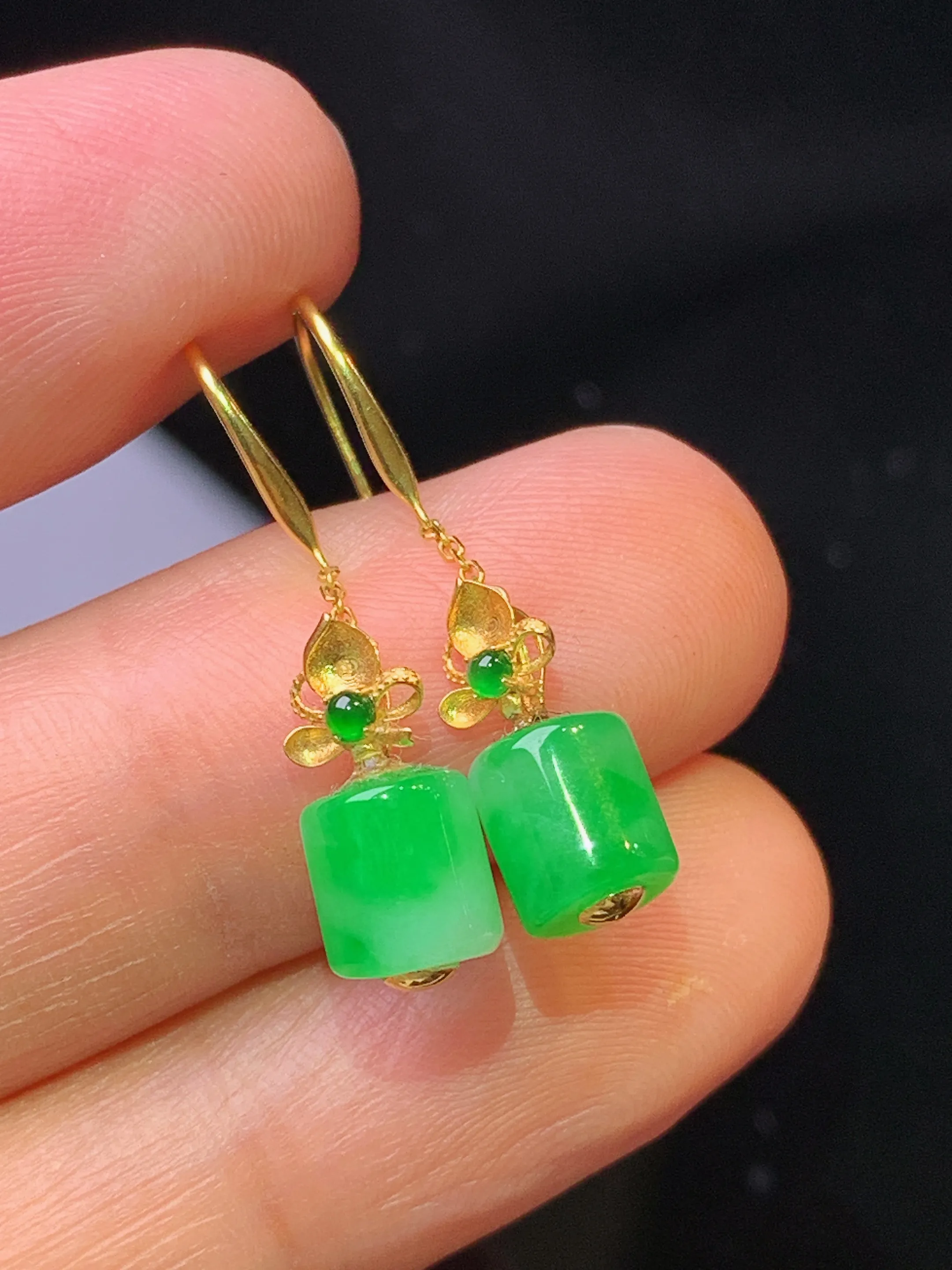 18k金镶嵌翠绿玉柱耳坠 玉质细腻 色泽清新艳丽 整体尺寸25.5*5.8*5.8