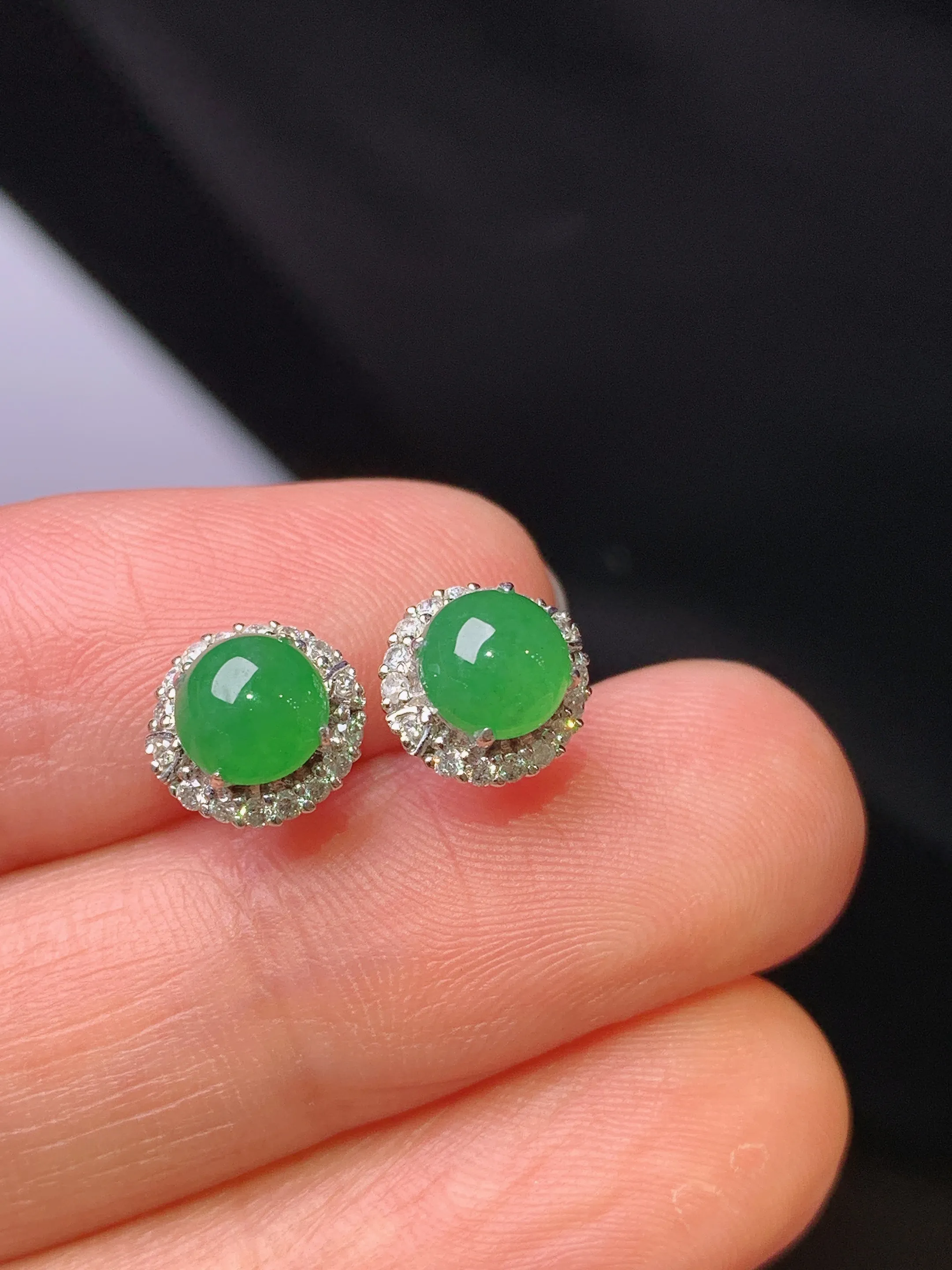 18k金钻镶嵌满绿蛋面耳钉 玉质细腻 色泽清新艳丽 整体尺寸8*7.5*5.3