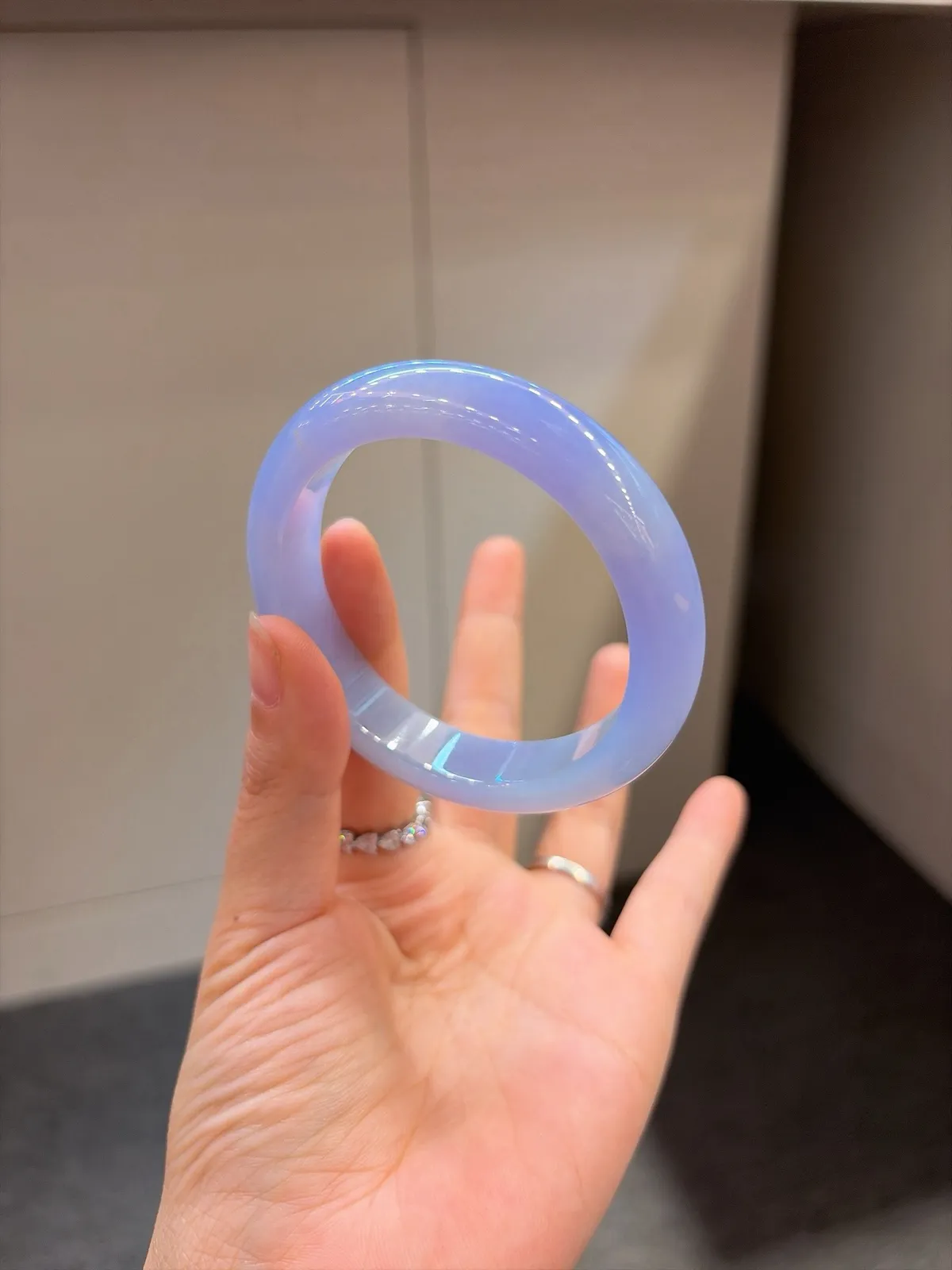 ｜56圈口
【满春·紫罗兰镯】
“满园春色藏腕间，紫韵流转醉人心”
娇艳紫罗兰调 底妆细腻温润
颜色惊艳到挪不开眼，贵气感拉满
规格【56.4/12.9/8.8】