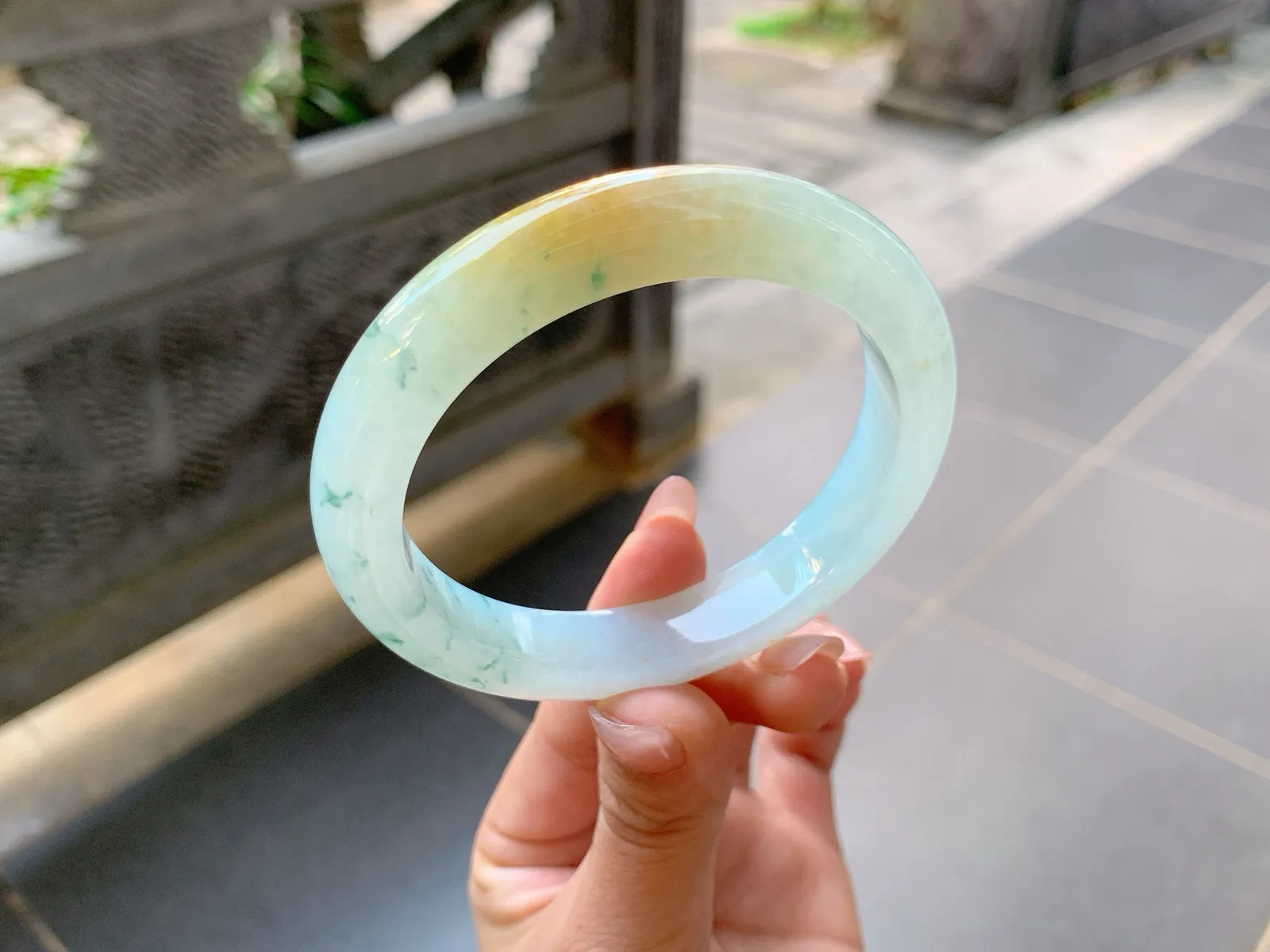 ｜58圈口
冰飘花翡翠手镯，飘蓝碎花，飘逸大气清新优雅，像碎花裙一样，带一抹黄更增添了一份灵气，