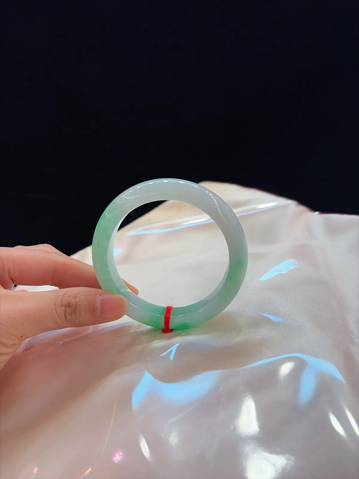 🧆｜56圈口
【白底青阳绿镯】
“白璧凝霜映阳绿，花枝灵动腕间生”
——底净如脂，阳绿花飘灵动，一眼清新雅致～
规格【56.3/12.1/8.7】