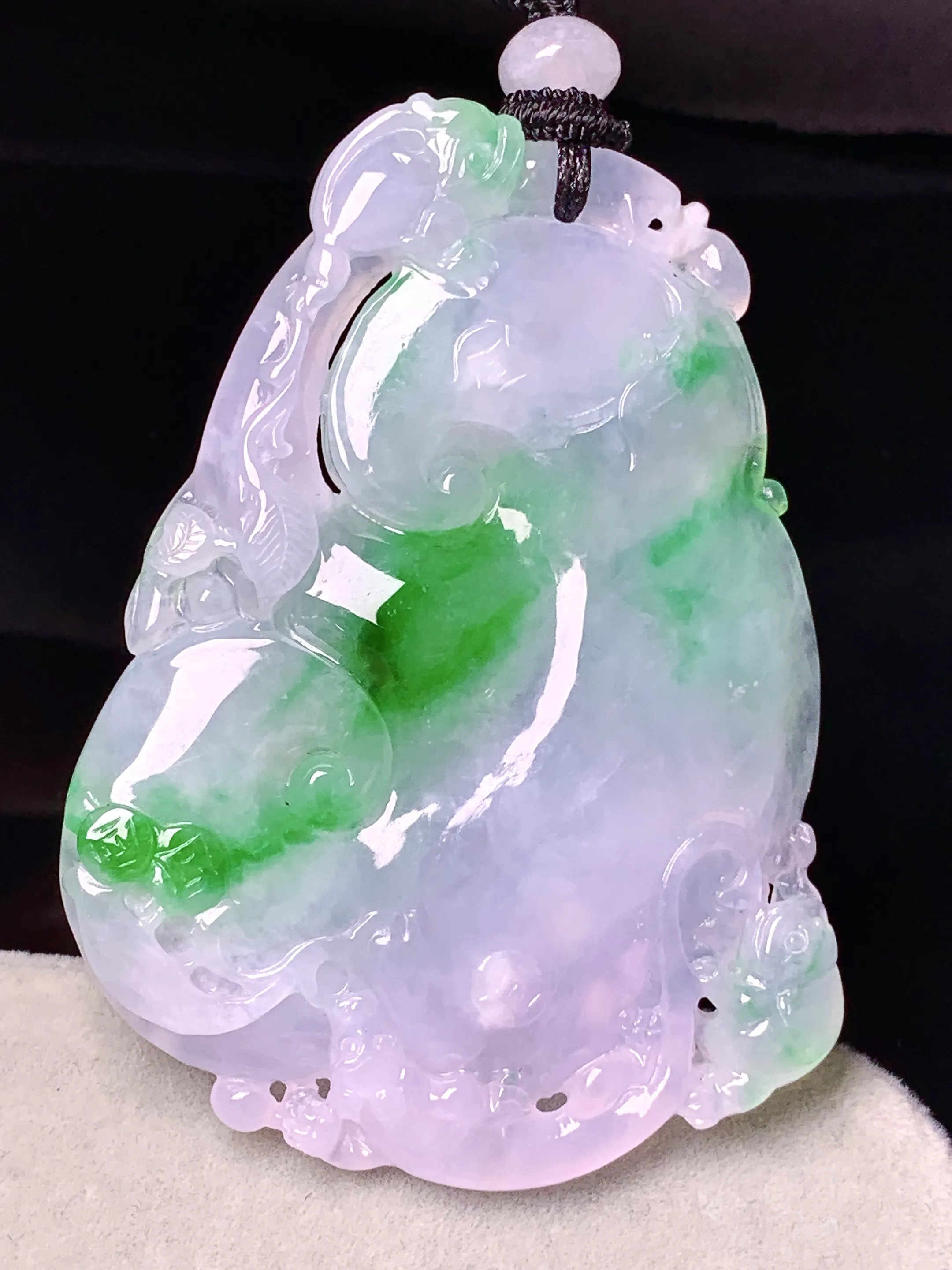 飘绿如意吊坠 玉质细腻 色泽清新艳丽 整体尺寸58.2*41.5*5.3