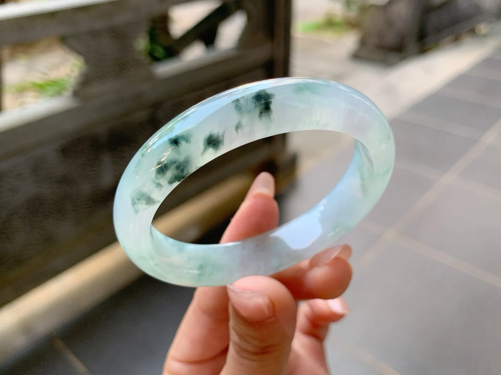 🪻｜53圈口
冰飘乌鸡花贵妃手镯，独特的风格让人眼前一亮，底妆冰润透手，意境感满满的