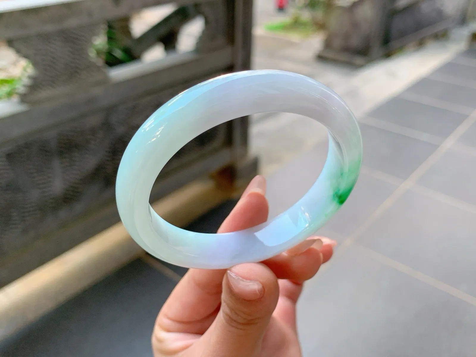 ｜56圈口
白底青，底妆白净透亮，辣绿色抢眼大气，贵气十足，