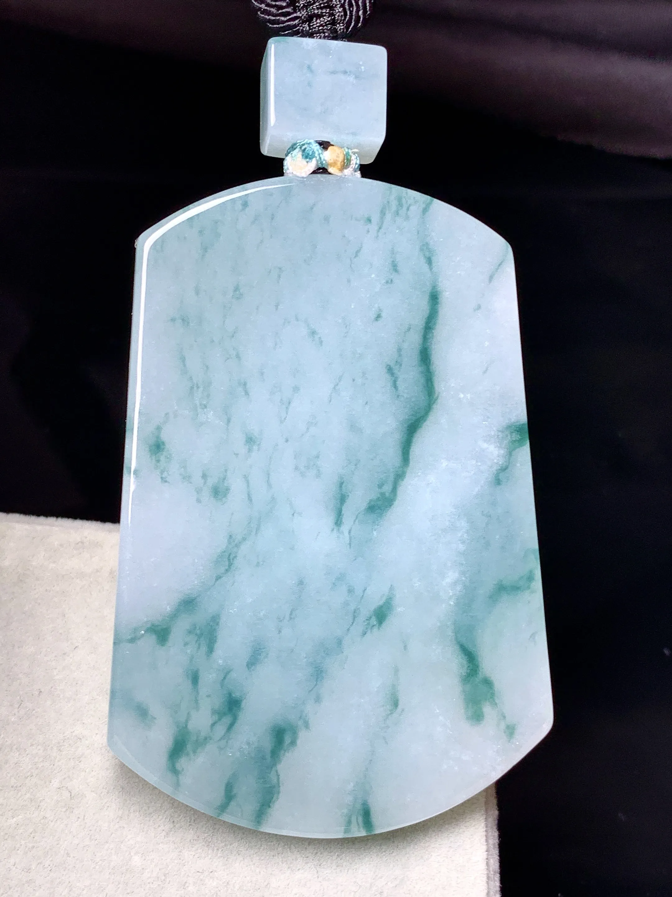 飘绿无事牌吊坠 玉质细腻 色泽清新艳丽 整体尺寸53.8*36.5*5.3