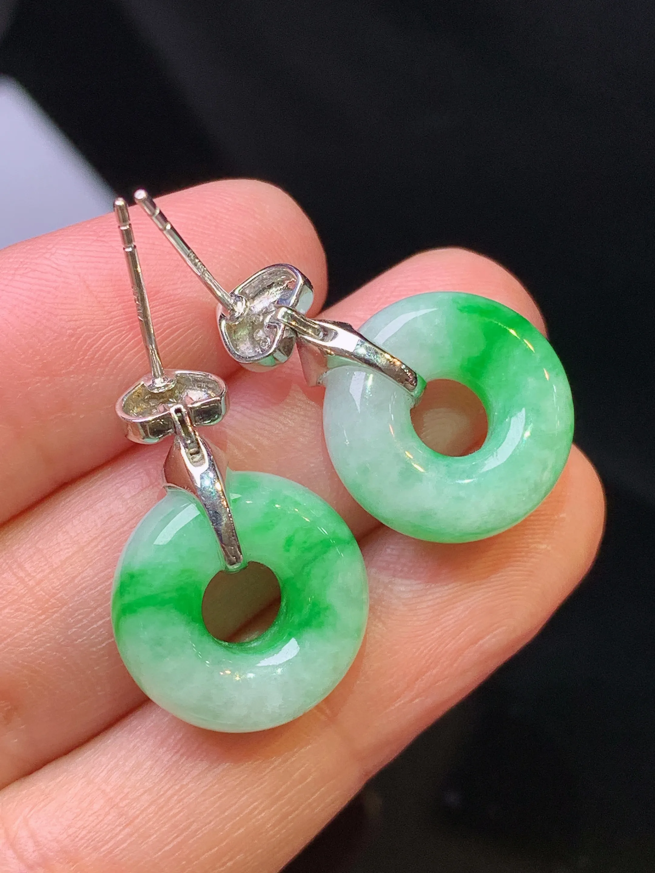 18k金钻镶嵌飘绿平安环耳坠 玉质细腻 色泽清新艳丽 整体尺寸24.3*15.5*6.2