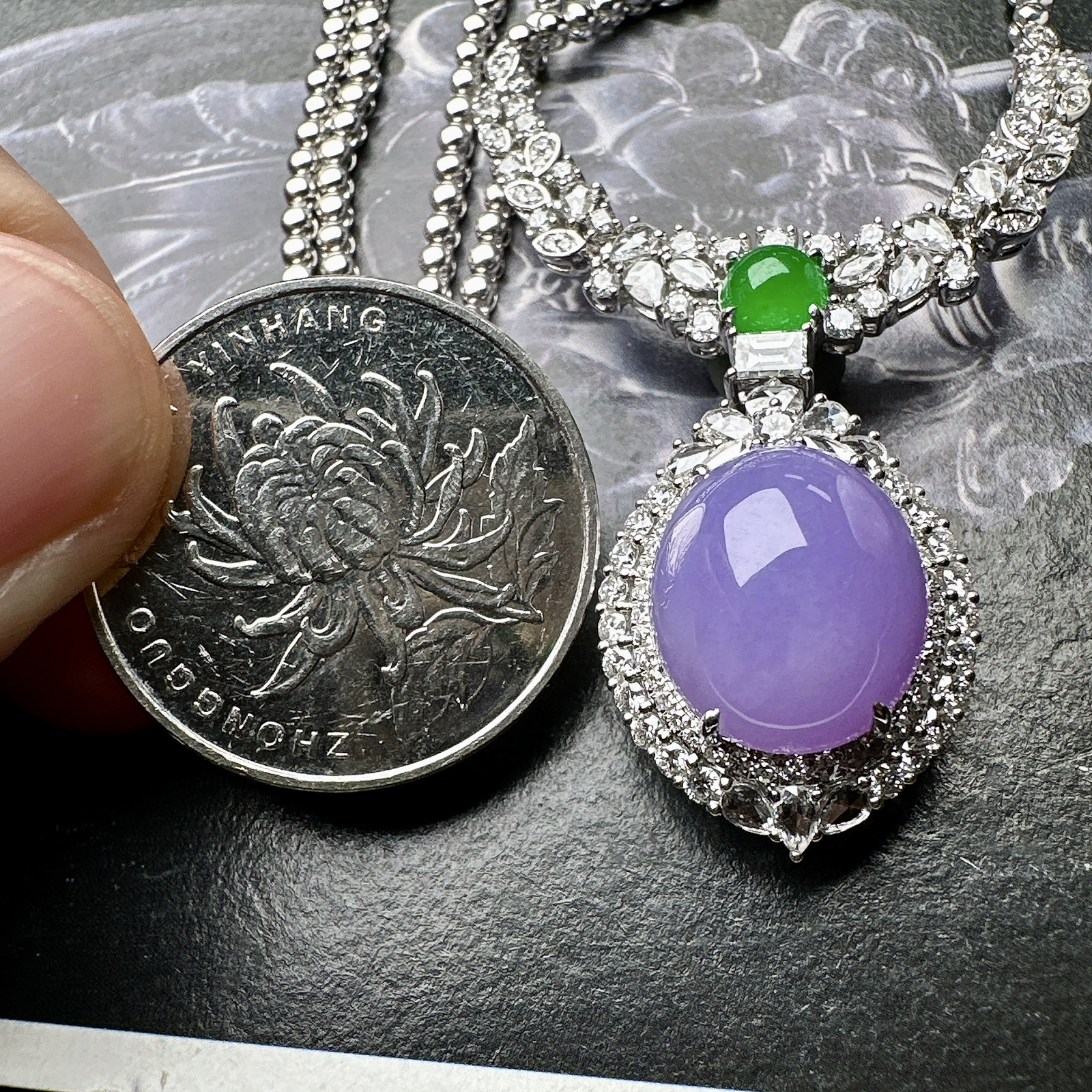 【冰种紫蛋面吊坠】质地细腻，饱满度很好，晶莹剔透，18k金钻镶嵌，裸石尺寸13.7*12.2*8毫米