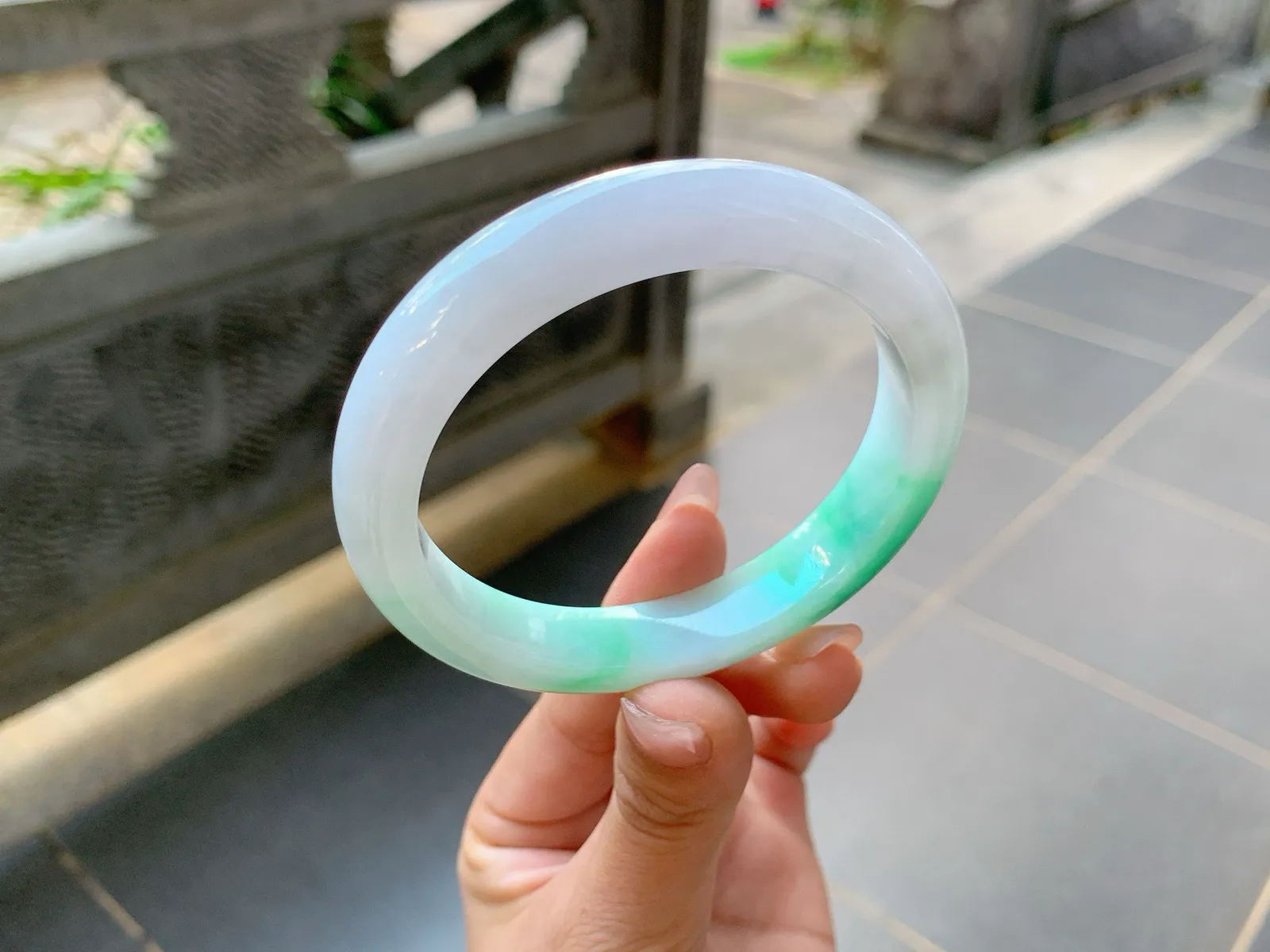 ｜59圈口
白底青，飘绿花，底妆冰润白净，绿花鲜艳大气，端庄持重，