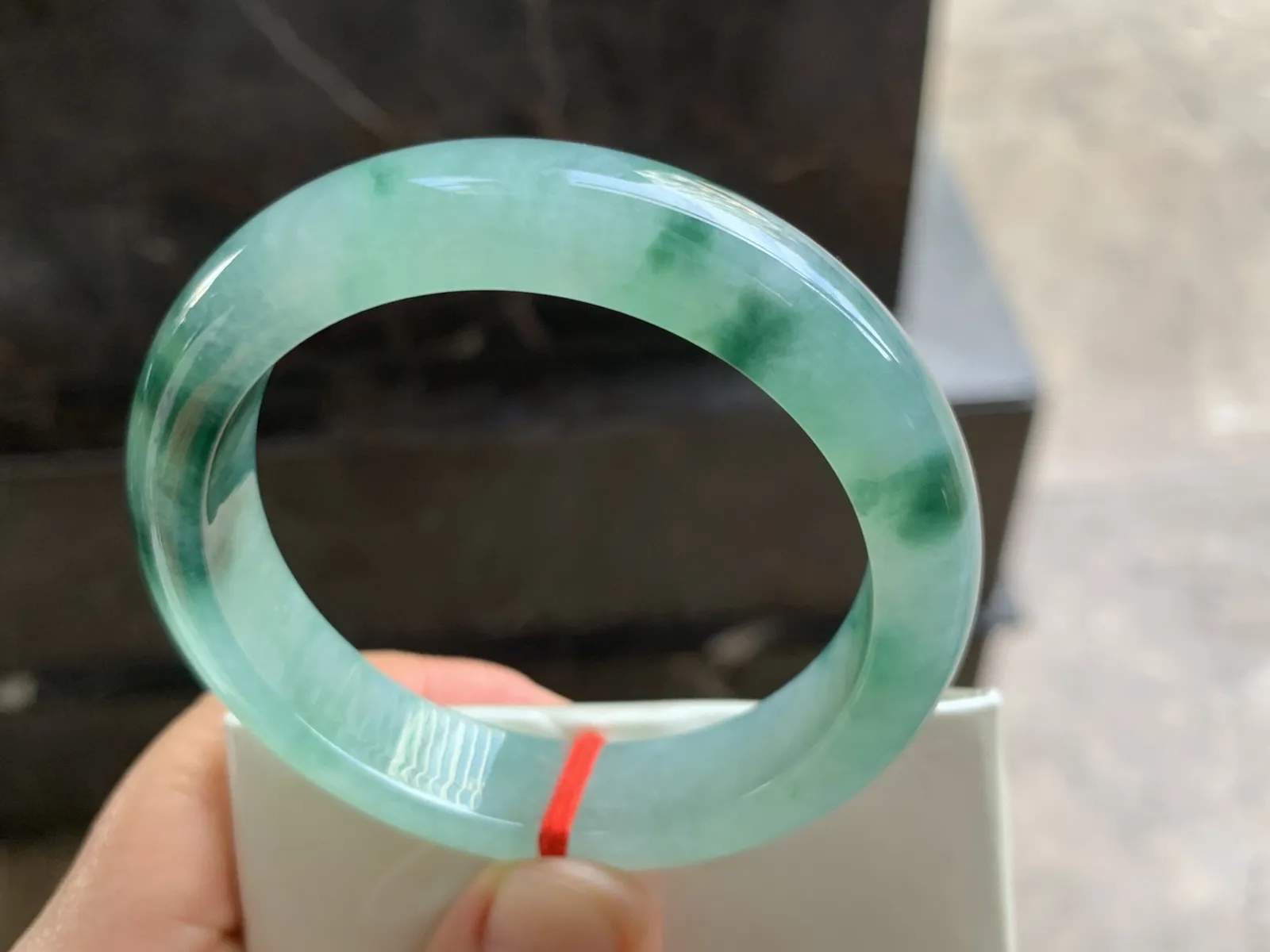 52.5-12.2-8mm
冰种飘花手镯 水润光泽 花色漂亮 推荐