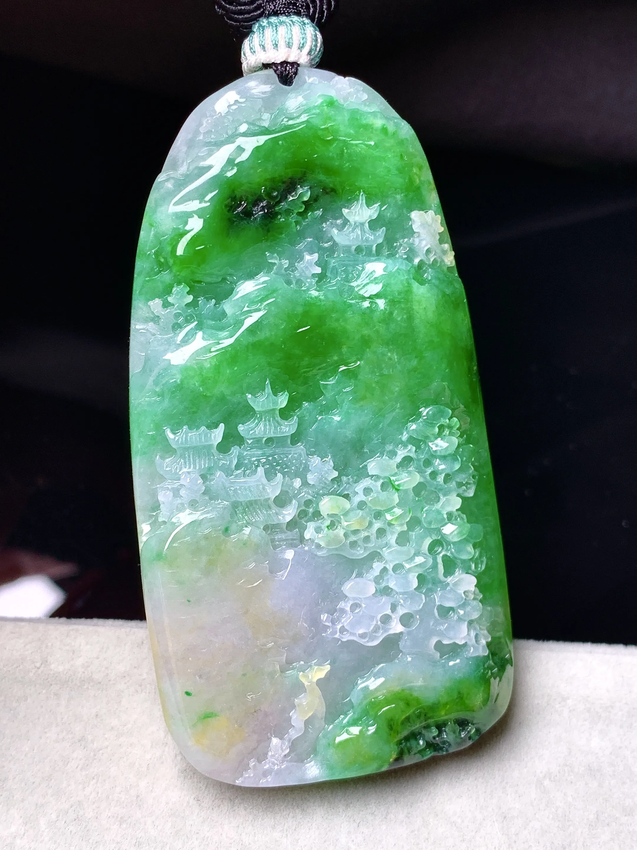 翠绿飘黄翡山水牌子吊坠 玉质细腻 色泽清新艳丽 整体尺寸60.5*32.6*7.3