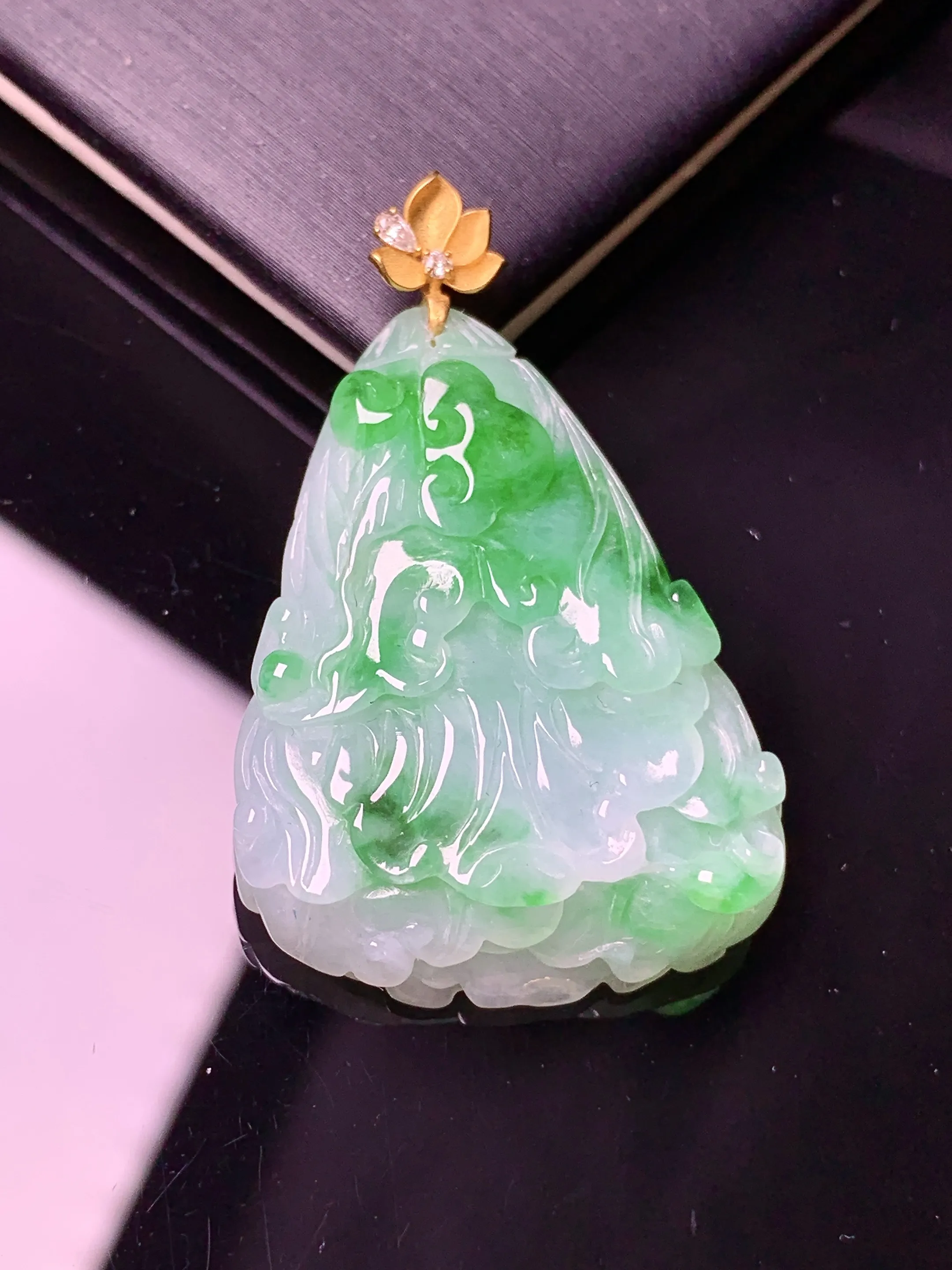 18k金镶嵌飘绿白菜吊坠 玉质细腻 色泽清新艳丽 整体尺寸40.8*25.5*7.6