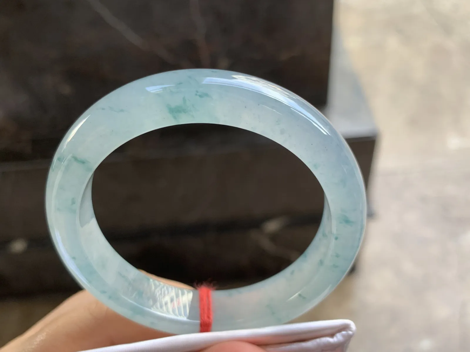 54.5-12.3-8.2mm
冰种飘花手镯 冰透光泽 水润蓝花