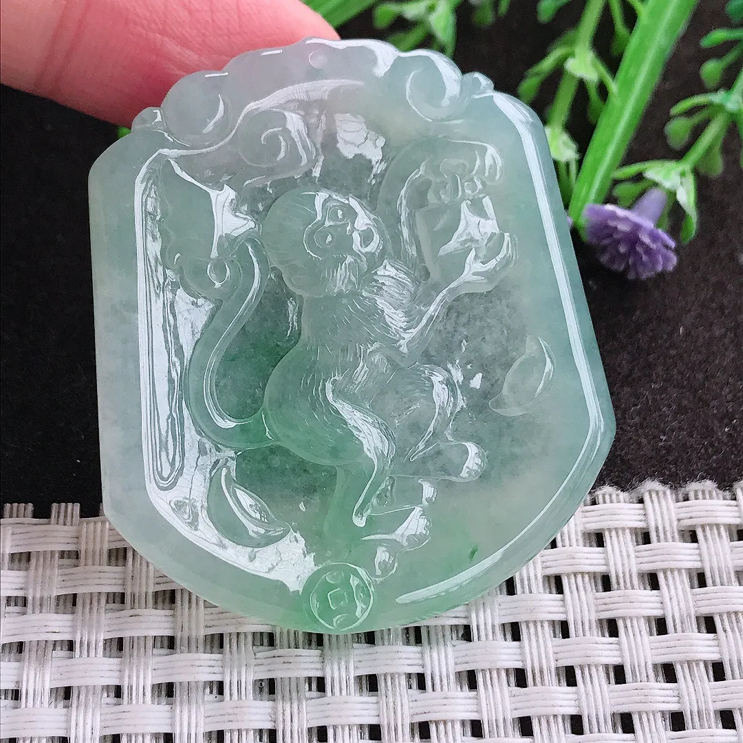 实拍A货翡翠49.5/43.8/5老坑冰胶水灵冰晴绿生肖猴牌吊坠翡翠挂件