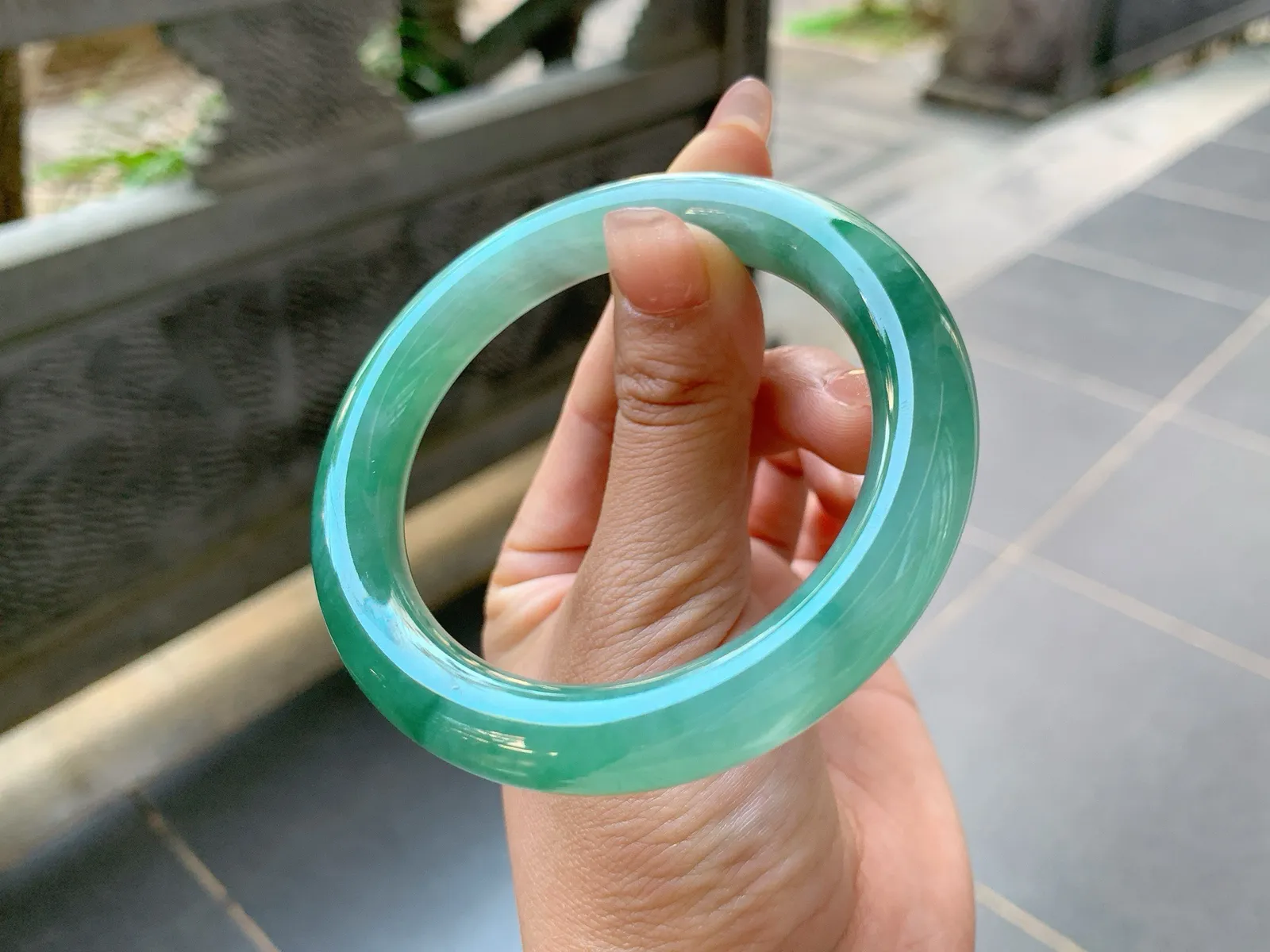 🤍｜55圈口
条粗10.5
绿晴底福镯，飘绿花，水润细腻饱满大气，颜色像绿潭水一样深遂
编号【01-15-01】