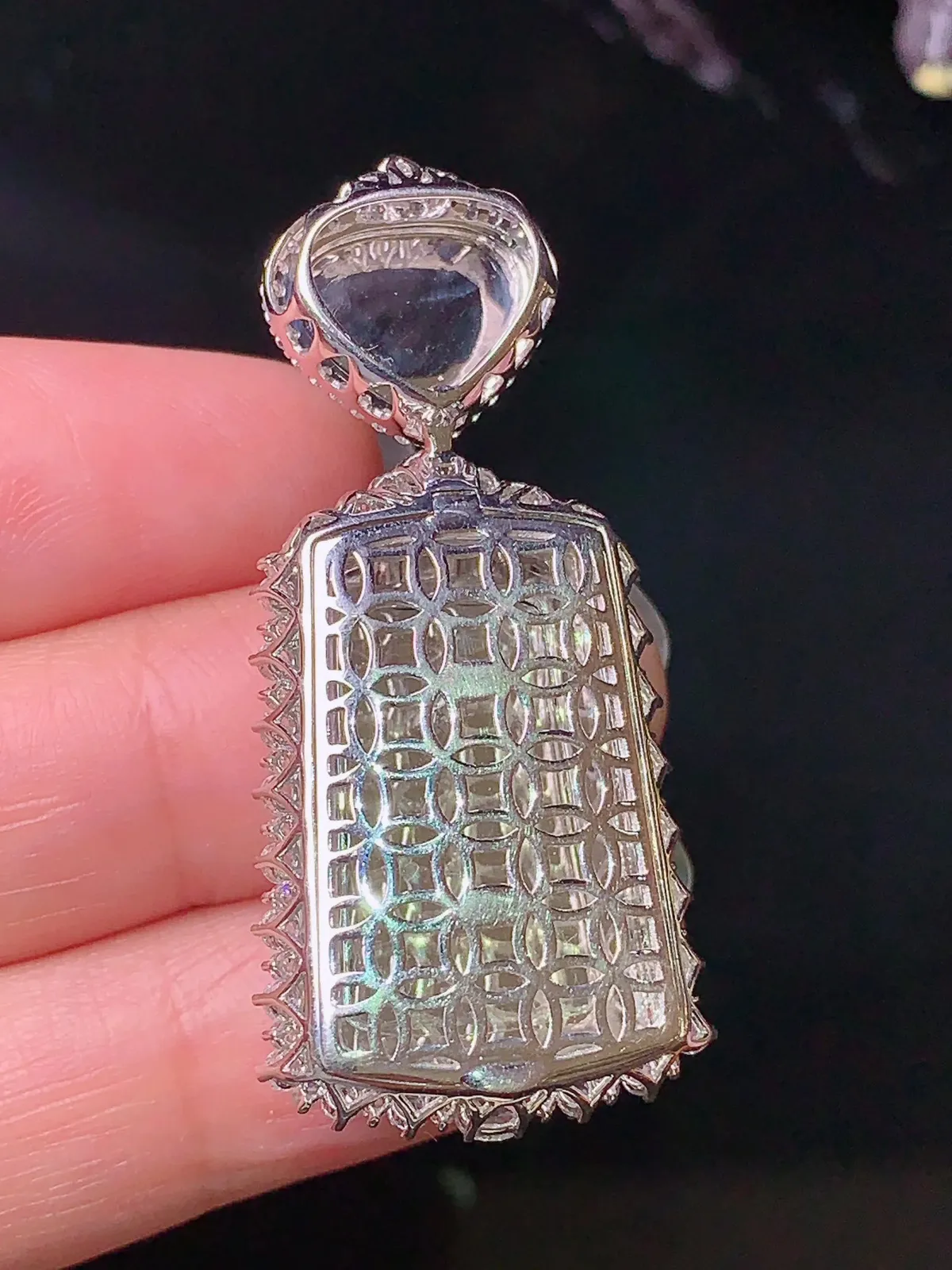 18k金钻镶嵌翠绿无事牌吊坠 玉质细腻 色泽清新艳丽 整体尺寸43.8*19.8*9.5