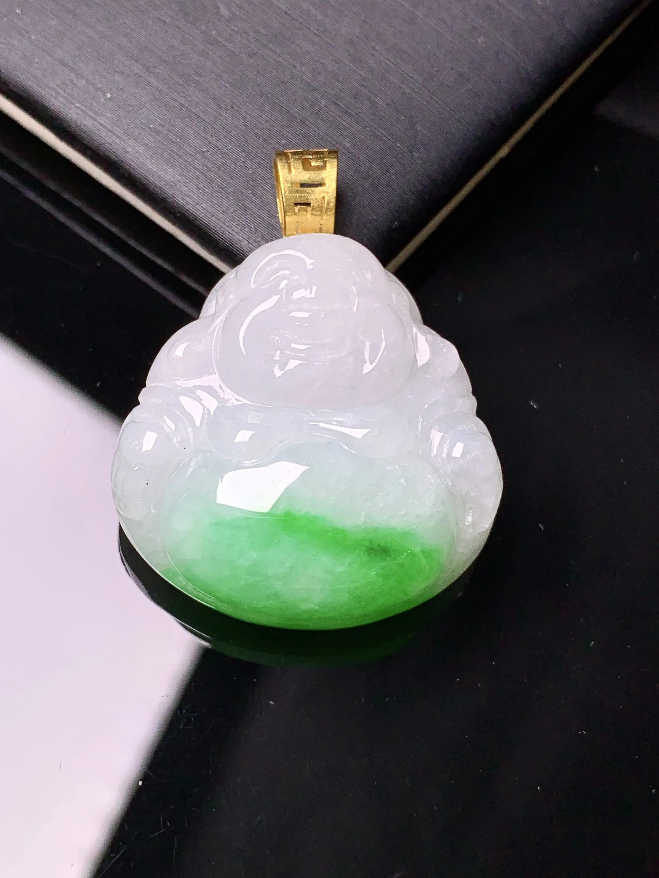 18k金镶嵌飘绿佛公吊坠 玉质细腻 色泽清新艳丽 整体尺寸33.5*26.2*9.5