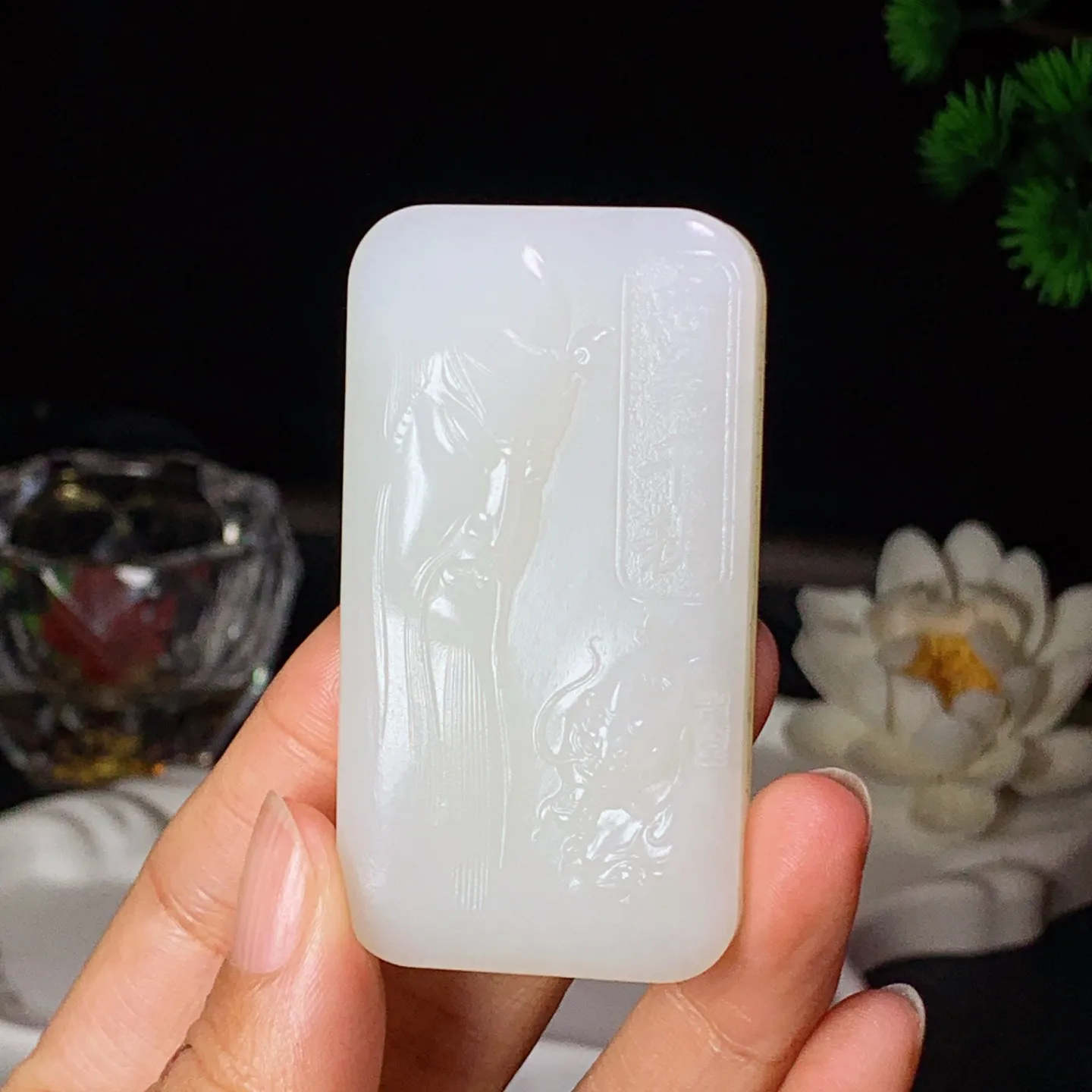 新疆和田玉羊脂白武财神关公牌子挂件 尺寸64/34/13mm重68克。玉质细腻油润。手推出油。品相大气 lt260121