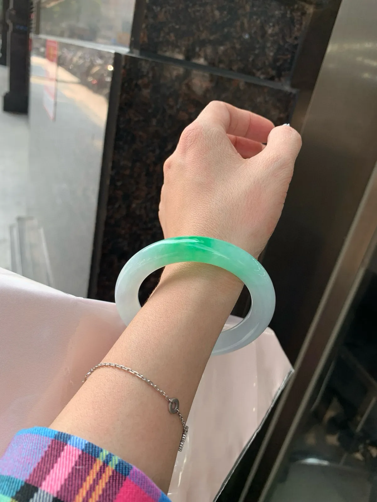 白底青阳绿圆条
53.5-10.5-11
打灯棉线，底妆水润，浓郁到溢出来的阳绿花色，半山半水，光彩夺目，上手尊贵显气质。