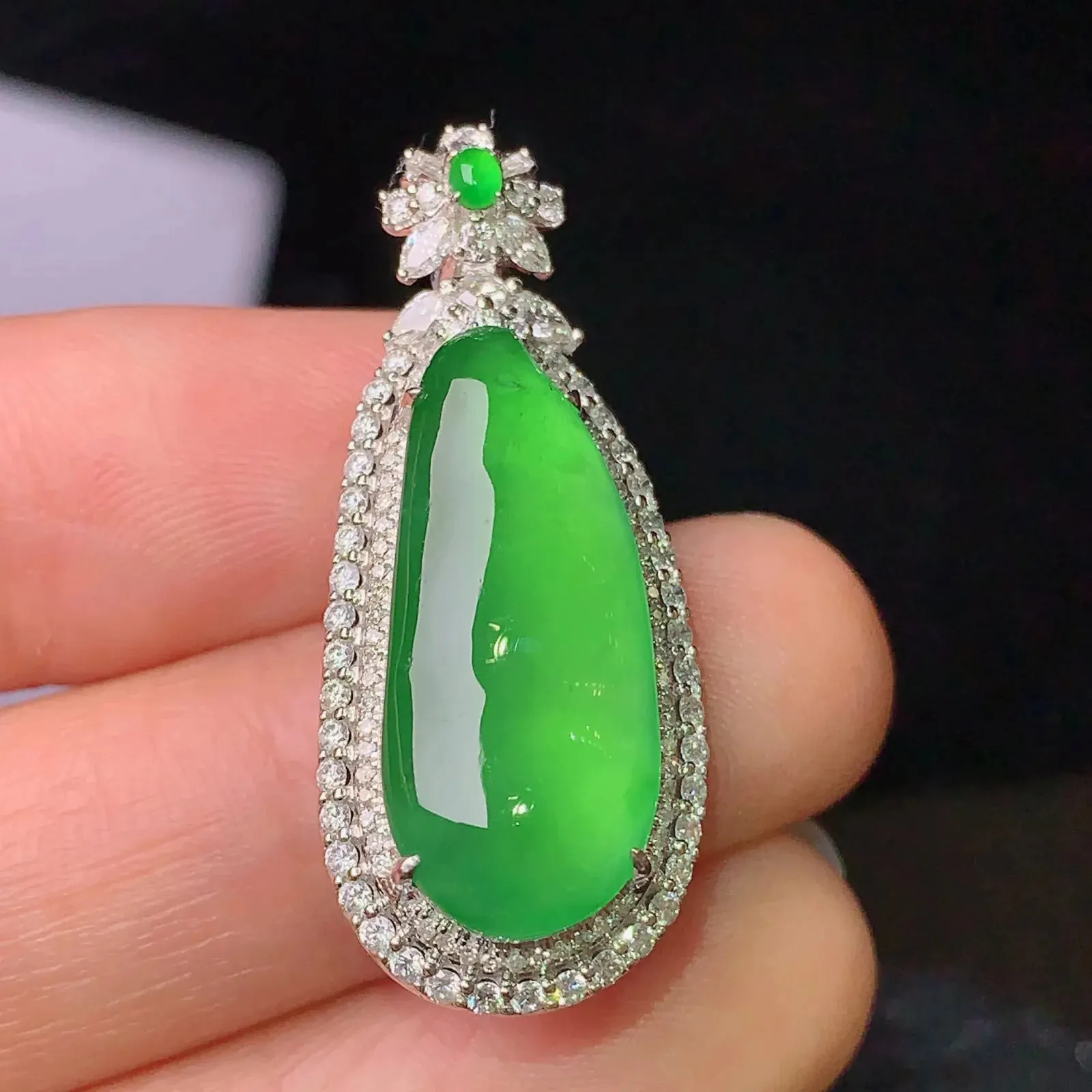 18k金钻镶嵌满绿四季豆吊坠 玉质细腻 色泽清新艳丽 整体尺寸33*14*10