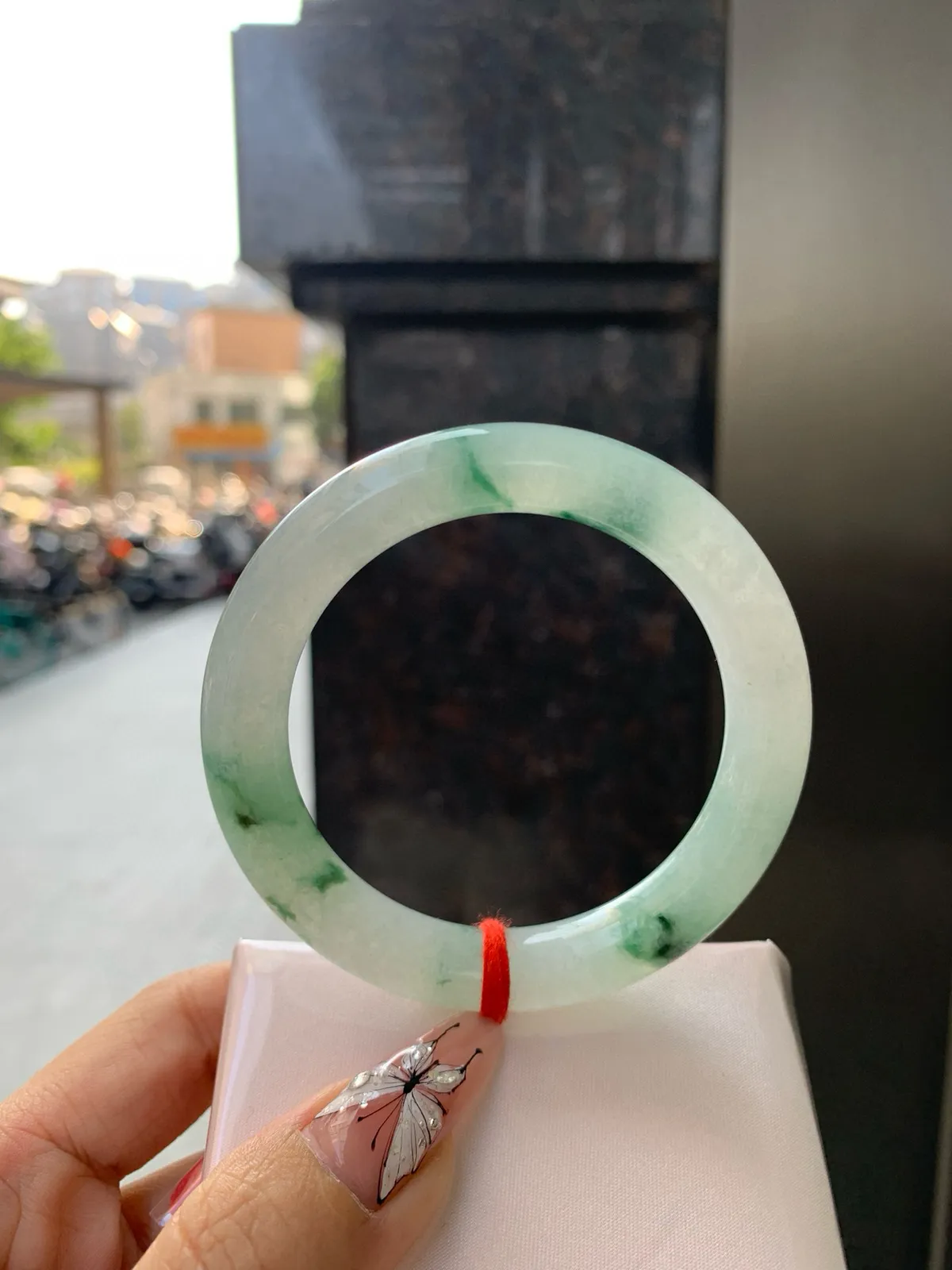 飘绿花圆条
53.2-9.9-10.2底妆细腻，简约却充满灵气，飘绿花点缀，清新如芽，宛若自然的画卷凝结于腕间，静中带动，韵味悠长