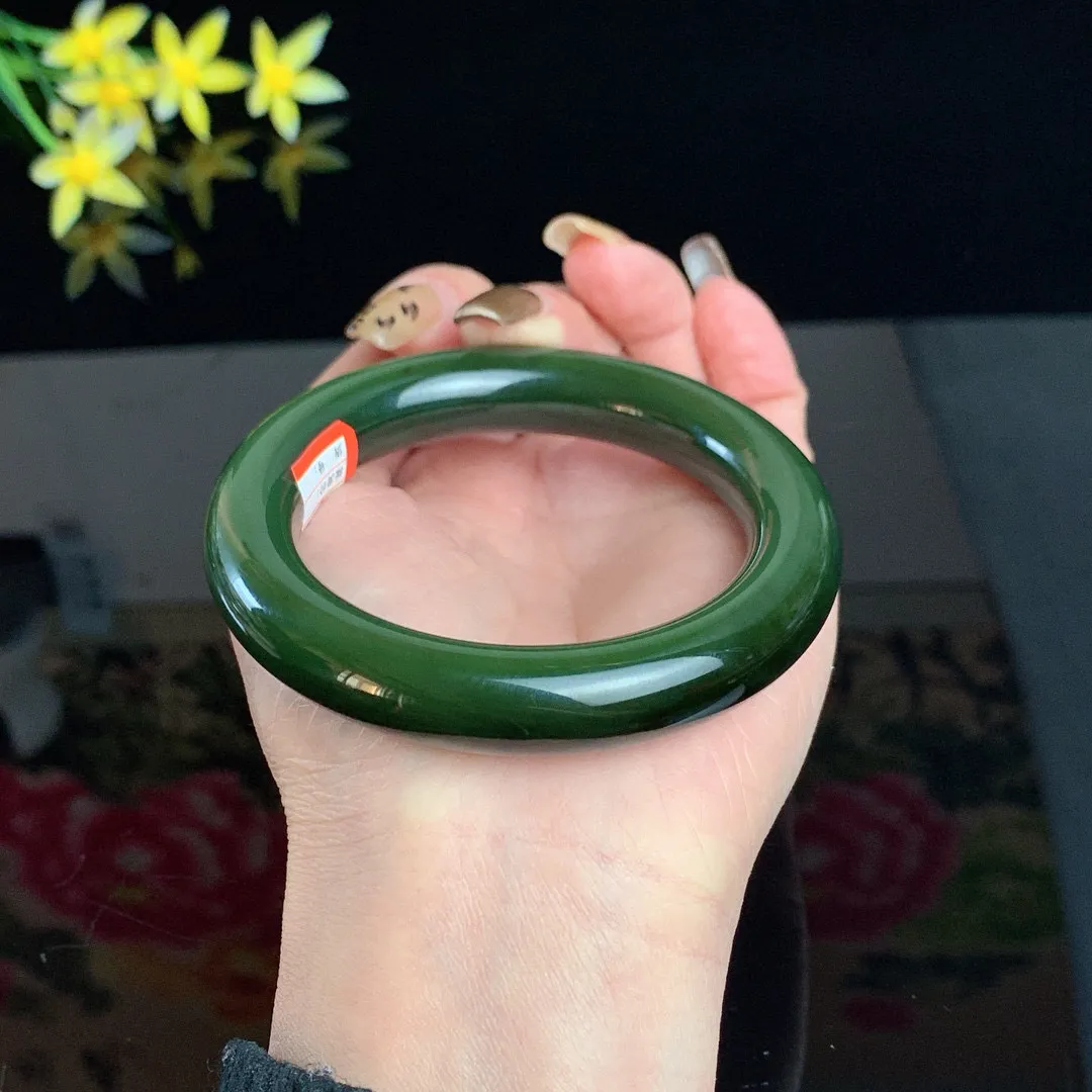 和田玉56.5圈口菠菜绿猫眼肥圆条碧玉手镯！玉质细腻油润 底色纯净 无裂无棉 脂粉好，品质高