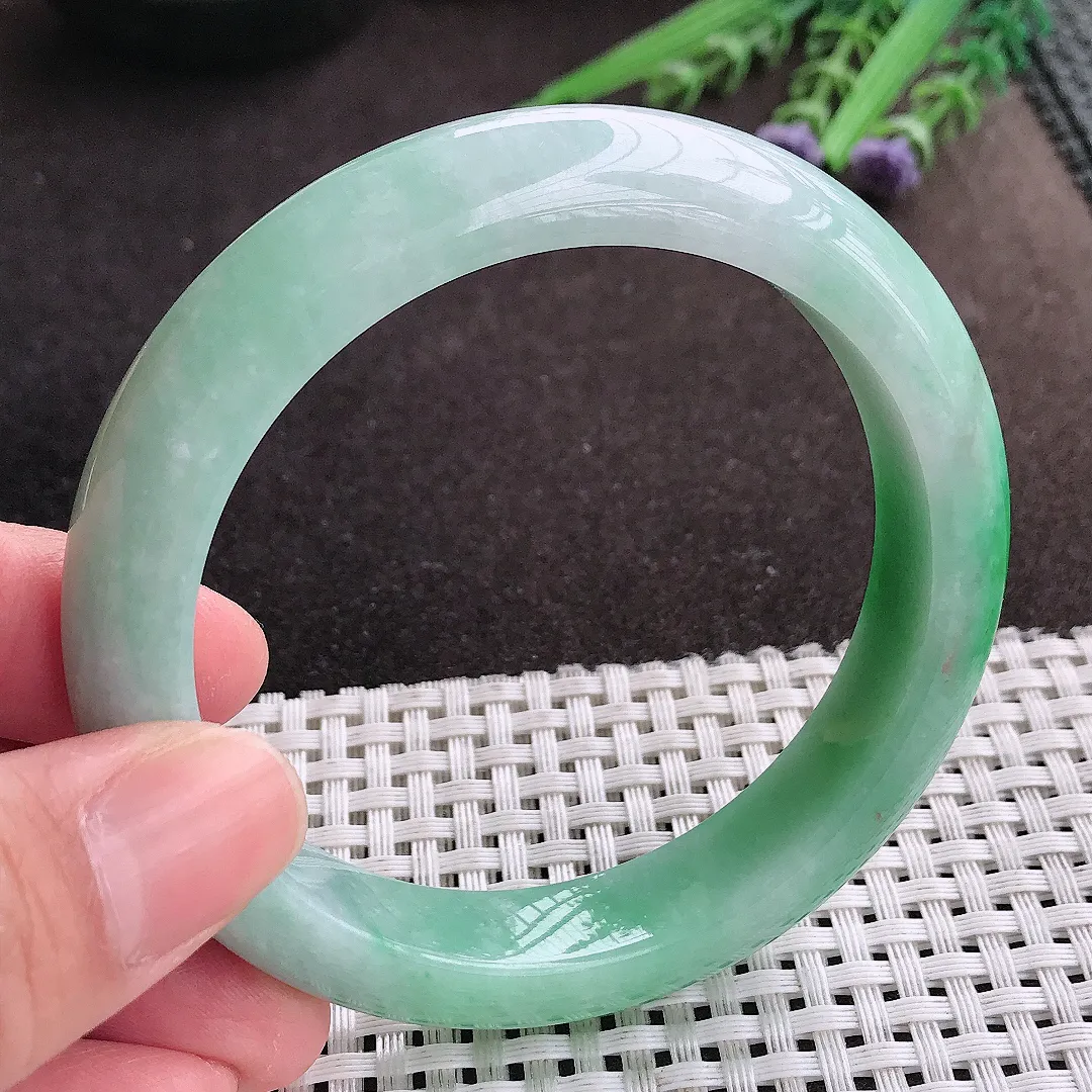 实拍A货翡翠59/12.5/9老坑精美温润飘阳绿手镯宽边翡翠玉镯女款