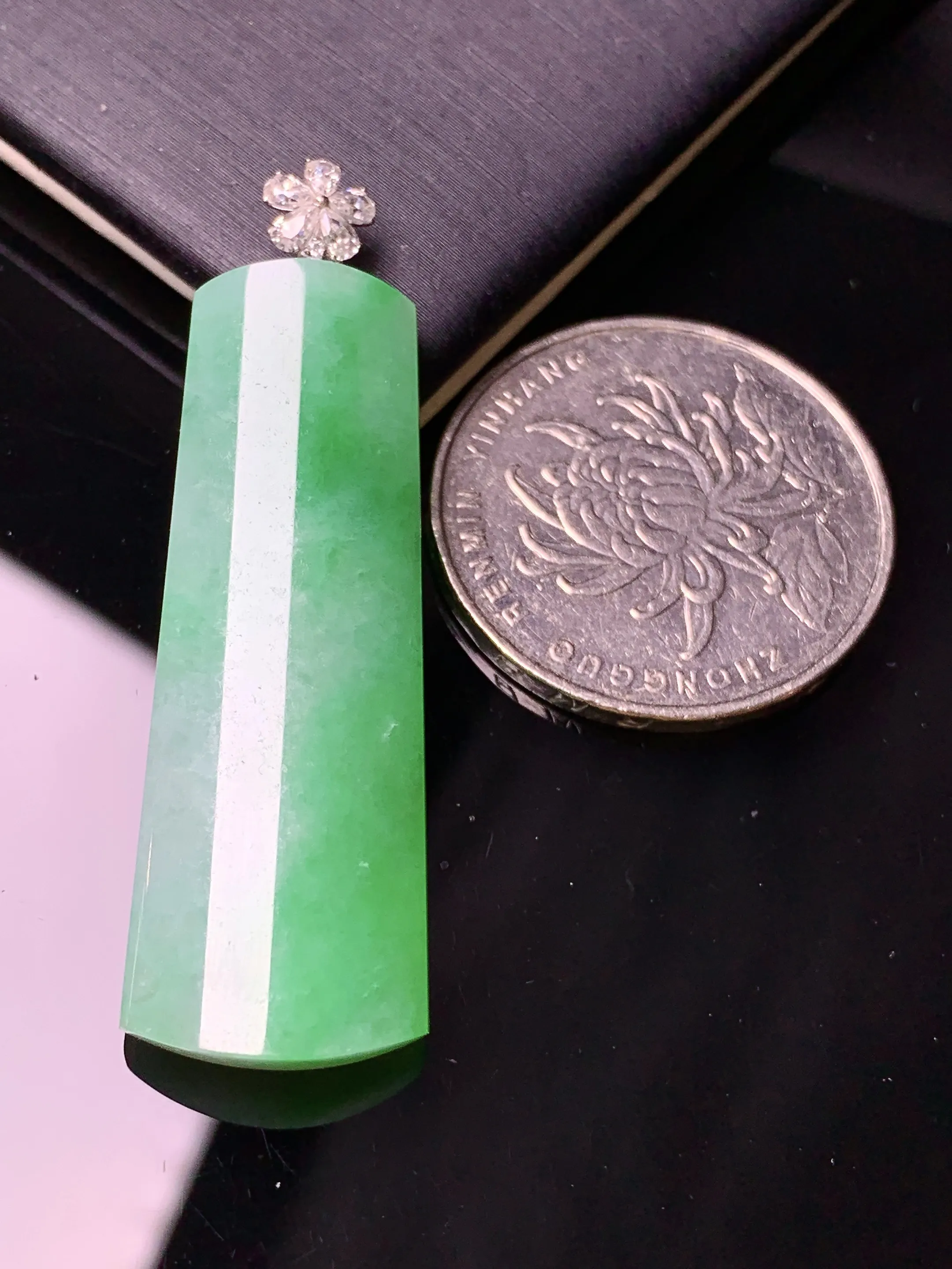 18k金莫桑钻镶嵌飘绿玉柱吊坠 玉质细腻 色泽清新艳丽 整体尺寸46*14.2*5.8